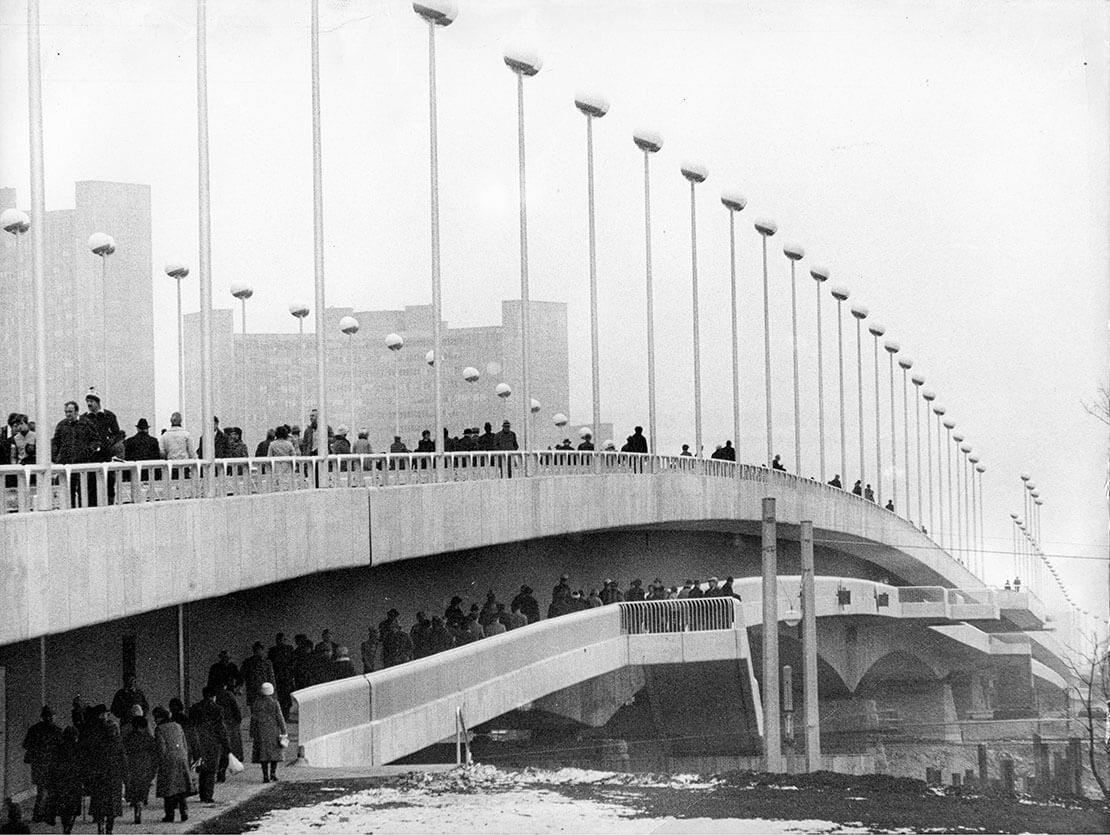 Fußgänger auf der neu eröfneten Reichsbrücke, 8. November 1980, Foto: Votava / Imagno / picturedesk.com 