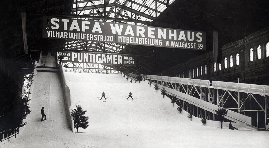 Die zum „Schneepalast“ adaptierte Nordwestbahnhalle mit der Skiabfahrt, 1927 Foto: Willinger / ÖNB-Bildarchiv / picturedesk.com 