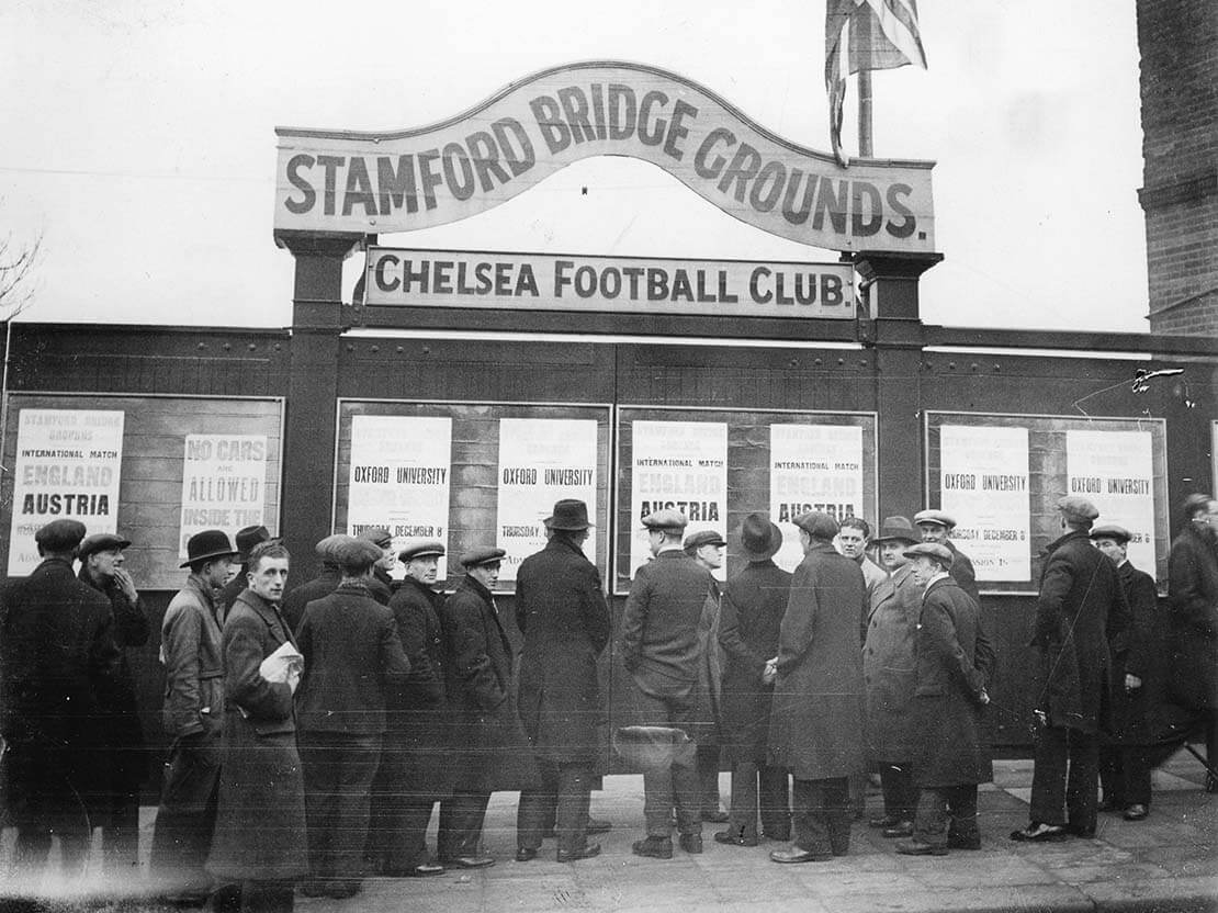 Fußballfans warten auf das Fußballmatch Österreich gegen England im Stadion an der Stamford Bridge, London. 7. Dezember 1932, Foto: Austrian Archives (S) / Imagno / picturedesk.com 
