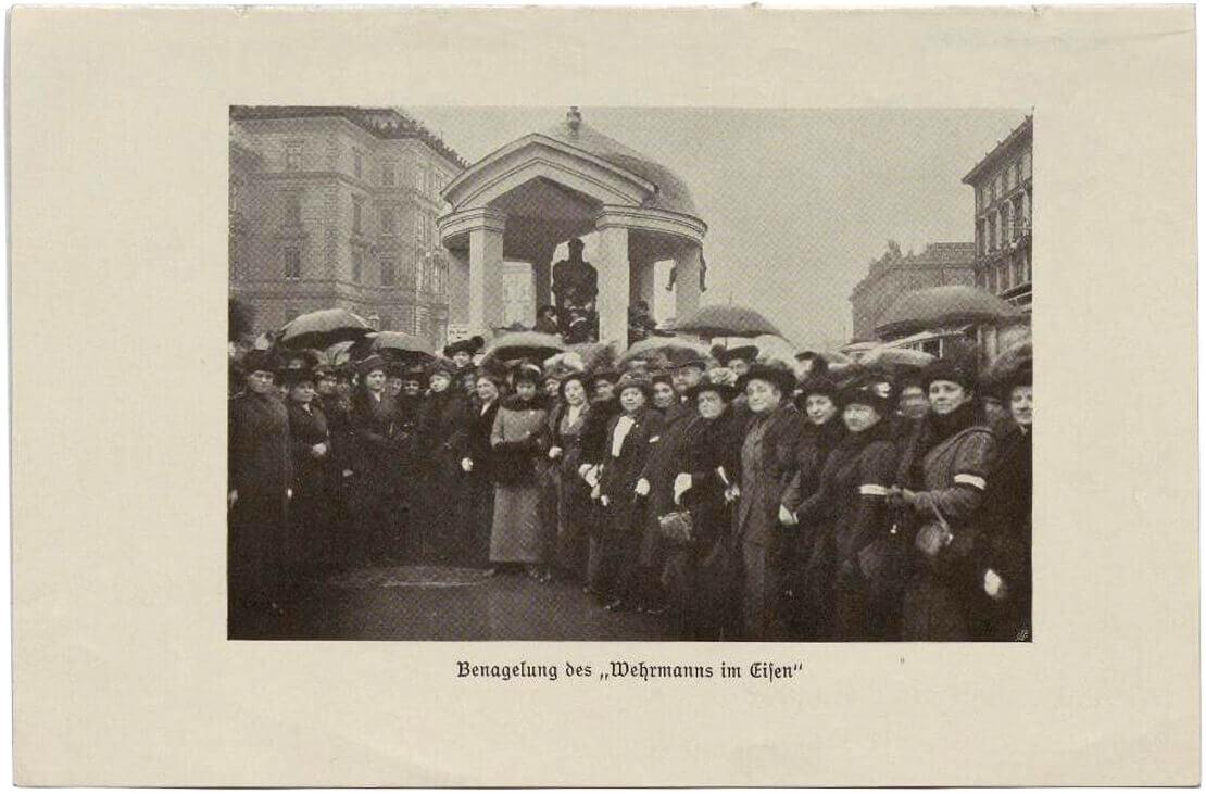 Seite aus der Broschüre „Die Frauen-Hilfsaktion Wien“: „Benagelung des ´Wehrmanns im Eisen´“, 1916, Wien Museum 
