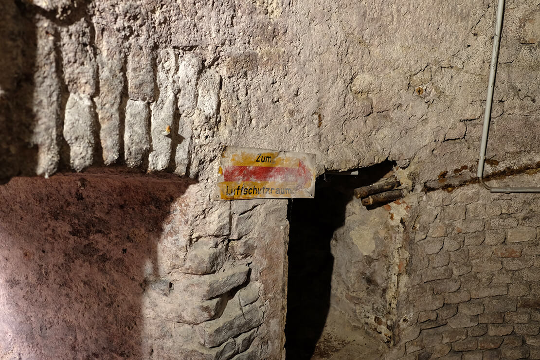Noch heute erinnert das im Bereich des Kellerabgangs angebrachte Hinweisschild an dessen Funktion im ausgehenden 2. Weltkrieg. Foto: Constance Litschauer, Stadtarchäologie Wien 