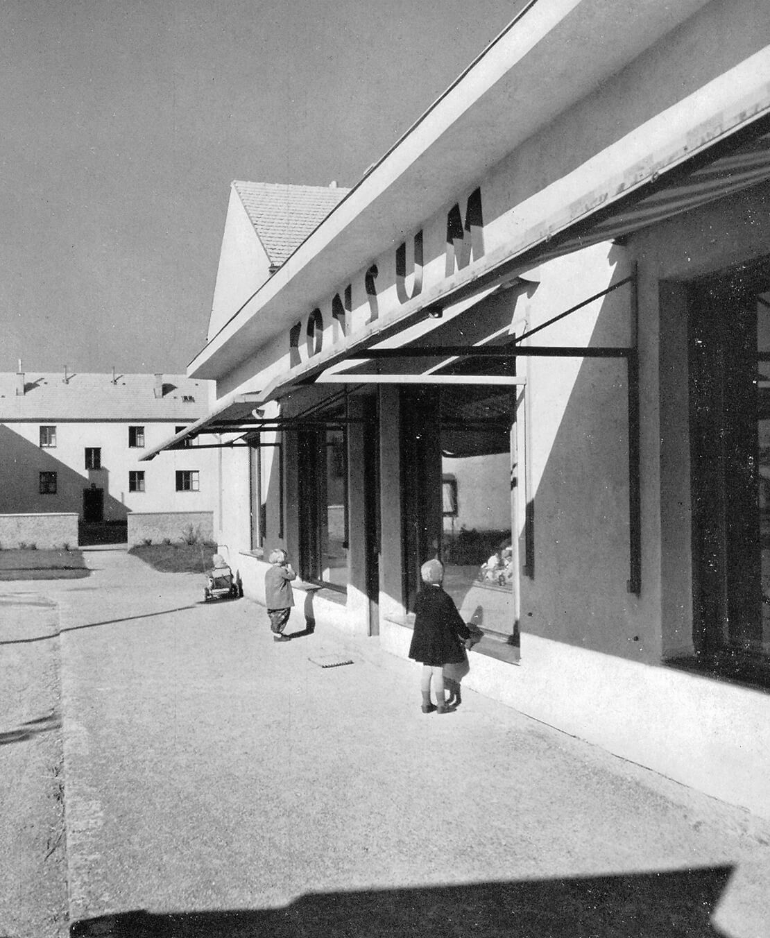 Konsum-Filiale in der Scottgasse, aus: Der soziale Wohnungsbau der Stadt Wien (Hg.: Stadtbauamt der Stadt Wien), 1956 