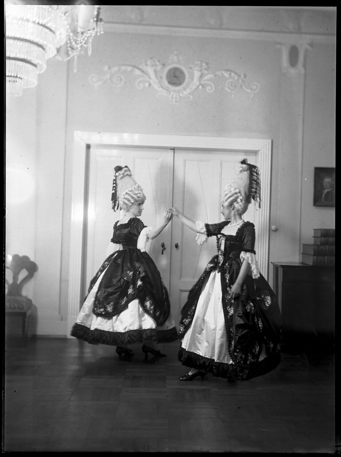 Alice Schmutzer und Else Pollack-Parnegg kostümiert im Salon der Villa Schmutzer in der Sternwartestraße, um 1910, Schmutzer, Ferdinand/ÖNB-Bildarchiv/picturedesk.com 
