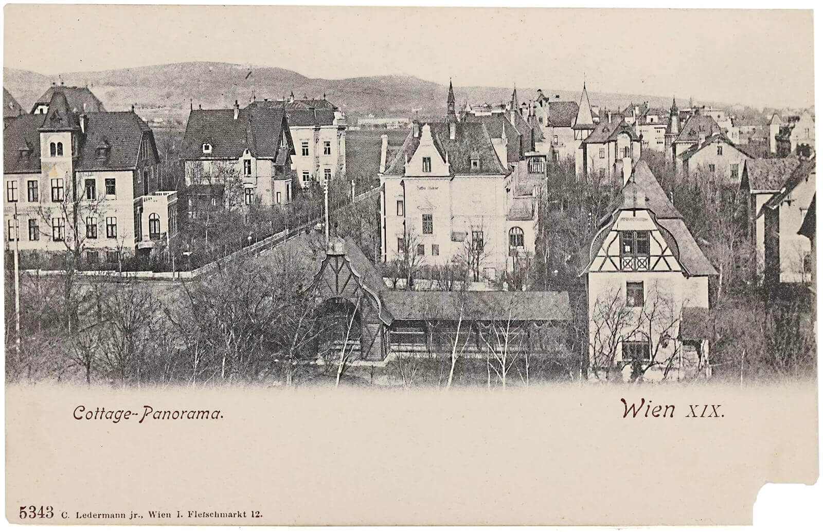 Panoramablick auf die Cottage-Anlage in Wien, Ansichtskarte, um 1900, Wien Museum. Im Vordergrund ist die Kegelbahn der Villa Gutmann zu sehen, über die in einem früheren Magazin-Beitrag über Kegeln in Wien berichtet wurde. 