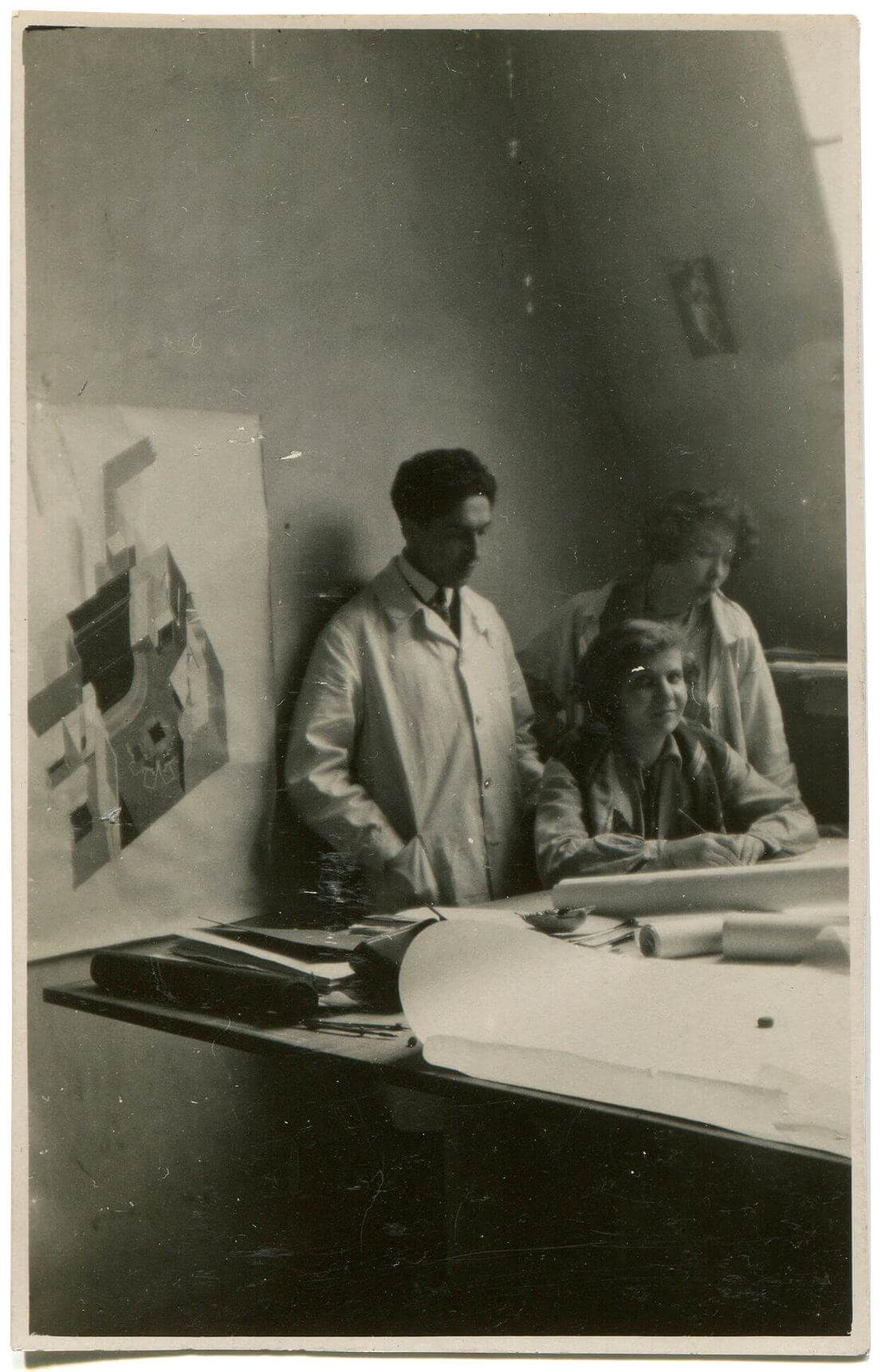 Im Atelier von Singer/Dicker: Bruno Pollak (?), Anna Szabó und Leopoldine Schrom (sitzend), um 1929, Archiv Georg Schrom 