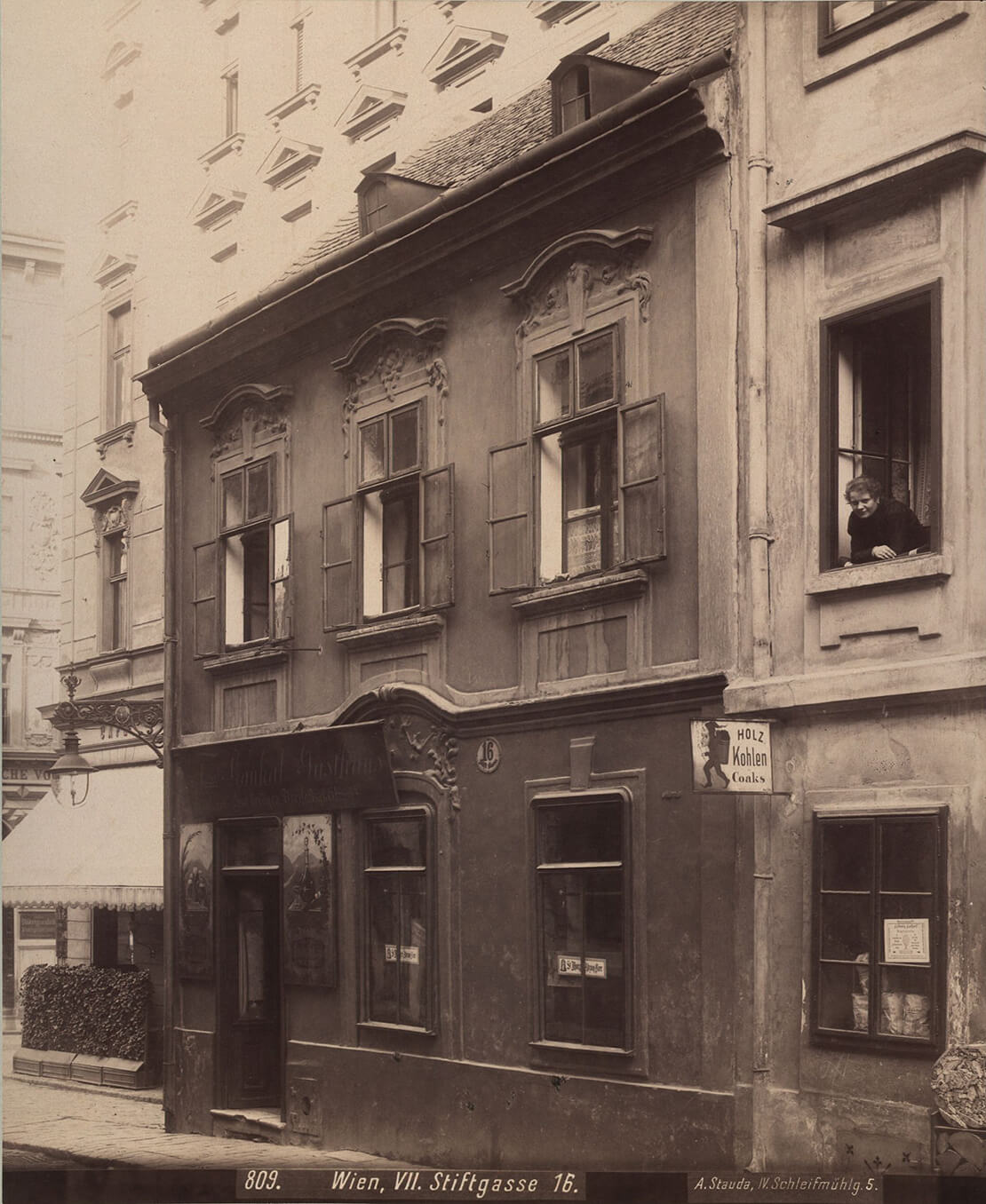 Das Haus, in dem später das Gasthaus Neumann betrieben wurde, Stiftgasse 16, um 1901, Foto: August Stauda/Wien Museum 
