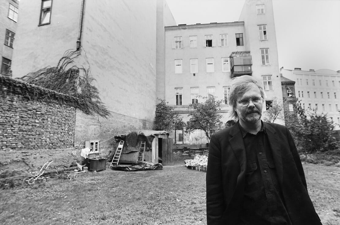 Gerhard Roth in der Leopoldstadt, 1991. Foto: Martin Vukovits 