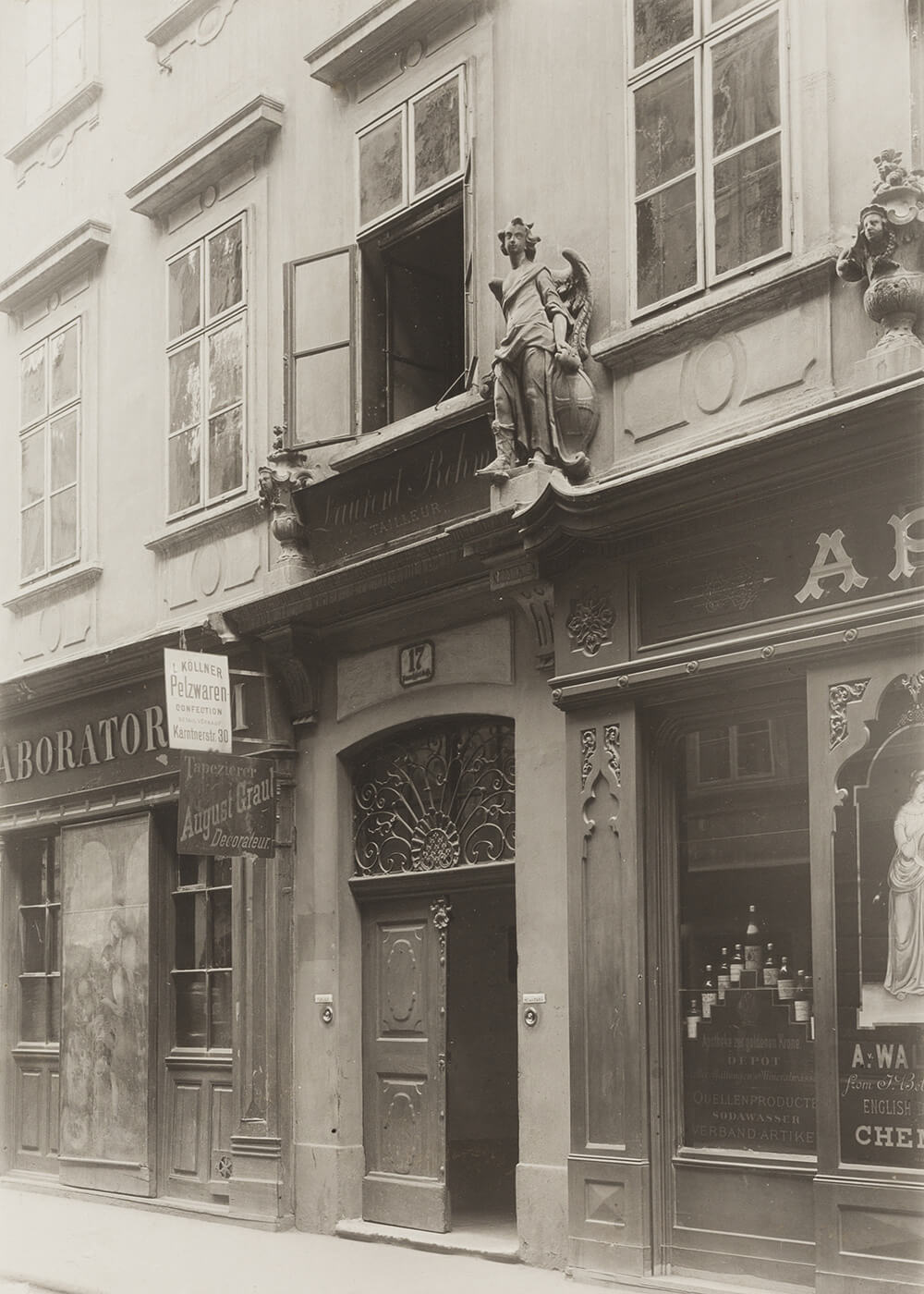 Himmelfportgasse 17, Fotografie Ende 19. Jahrhundert, Wien Museum. Links des Hauseingangs das Geschäftsschild, rechts davon die Darstellung einer Hygiea. 