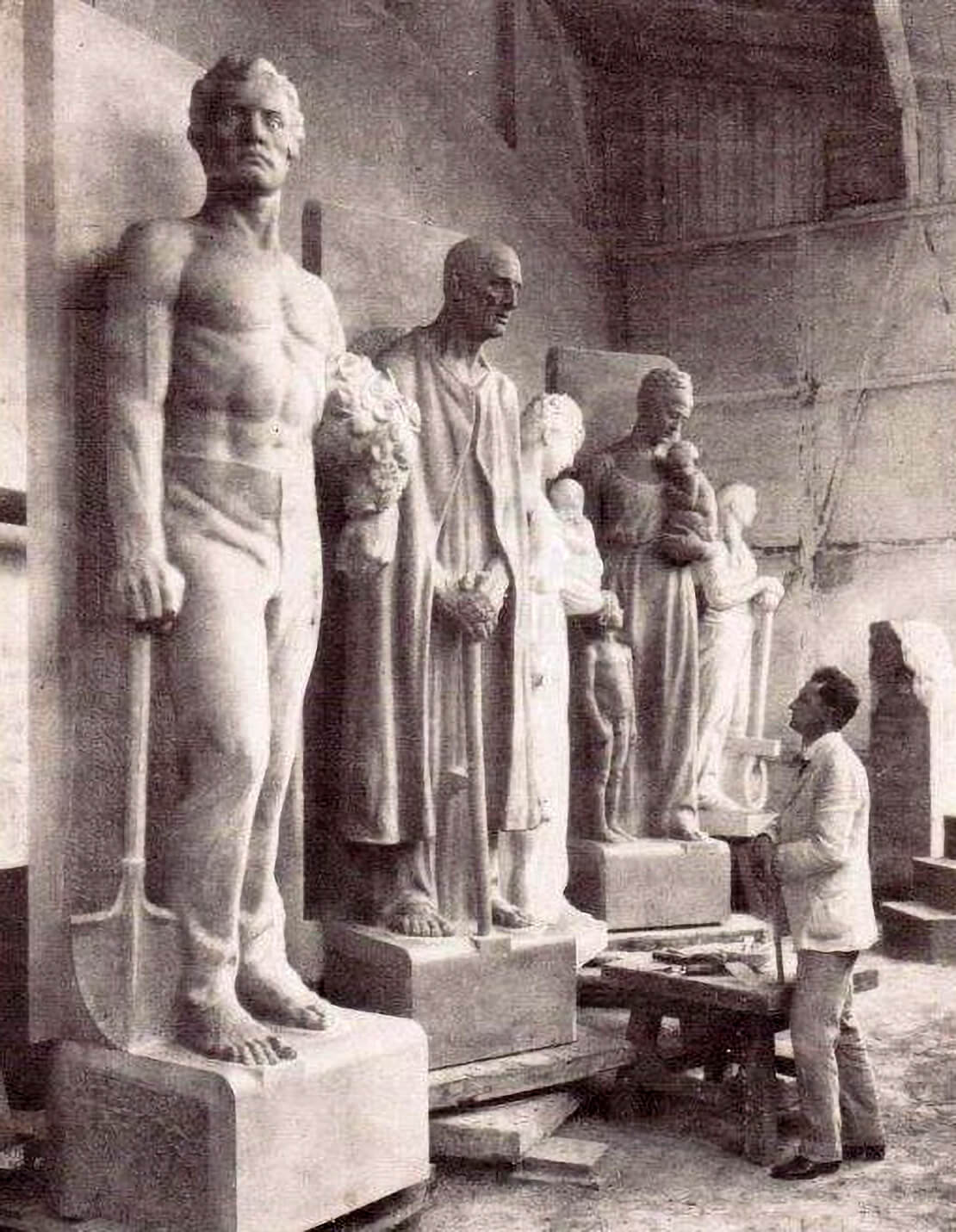 Josef Müllner vor den Sockelfiguren des Lueger-Denkmals, um 1918, Baden, Stadtarchiv Baden 