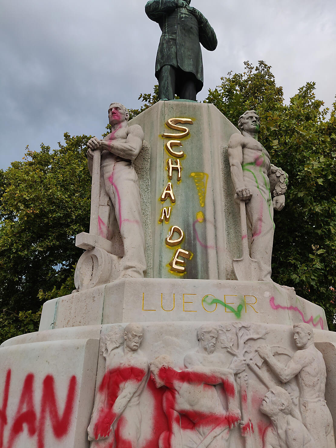 Künstlerische Interventionen am Lueger-Denkmal, November 2021, Foto: Schandwache / OTS 