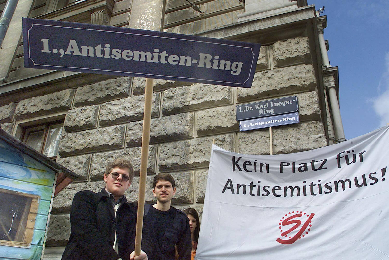 Protestaktion der sozialistischen Jugend am 26. April 2002. Als symbolische „Klarstellung“ zur Haltung Luegers „forderte“ man die Umbennung des Lueger-Ringes in „Antisemitenring“. Foto: Harald Schneider/APA/picturedesk.com 