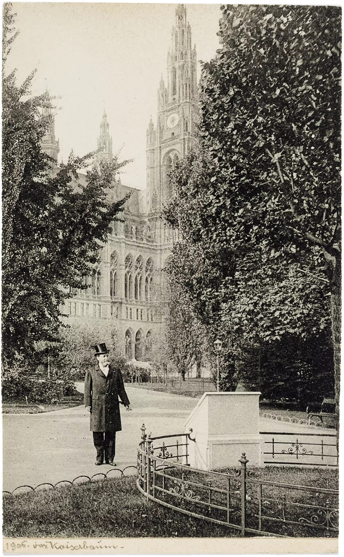 Karl Lueger vor der Kaiser-Jubiläums-Linde im Rathauspark, Foto aus dem Verlag Gerlach & Wiedling, 1906, Wien Museum 