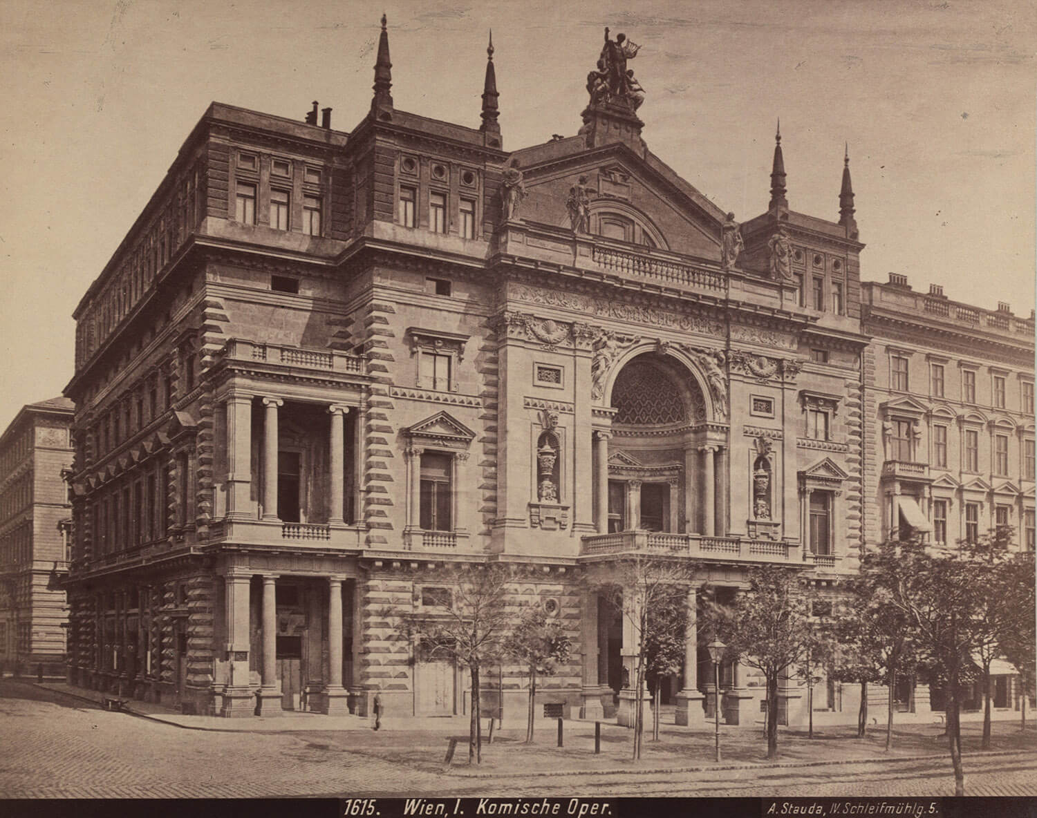 Das Ringtheater auf einer Fotografie von August Stauda, um 1880, Wien Museum 