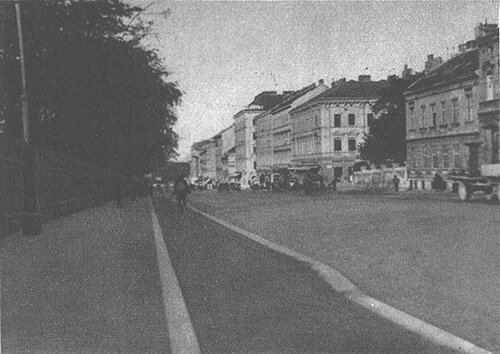 Gegenüber des Hauses Triester Straße 31 entstanden diese Fotos: Zu sehen sind die Radwege von 1936 und 2022, Blickrichtung stadteinwärts. Fotos: Allgemeine Automobil-Zeitung, 1. Dezember 1937 (Quelle: ANNO/ÖNB) bzw. Thomas Keplinger.