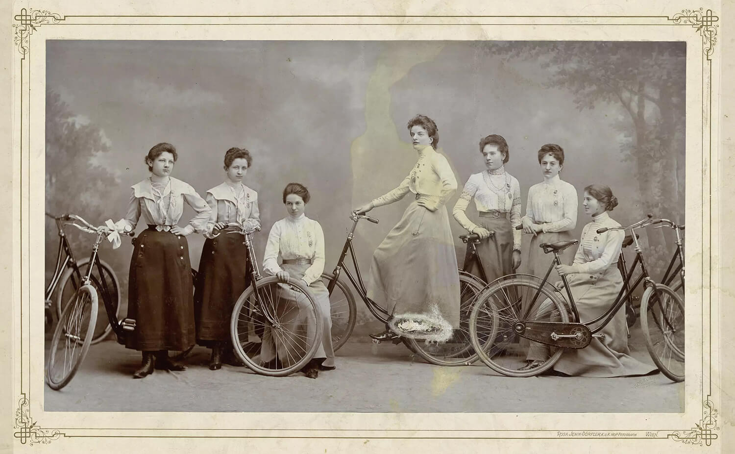 1894 wurde in Wien der erste Club radfahrender Frauen gegründet – der „Erste Wiener Damen Bicycle Club“. Im Laufe der Jahre folgten weitere Vereinsgründungen von Radfahrerinnen. Welchem Club die gezeigten Damen angehören, ist leider nicht bekannt. Foto: Rosa Jenik, 1900, Wien Museum 