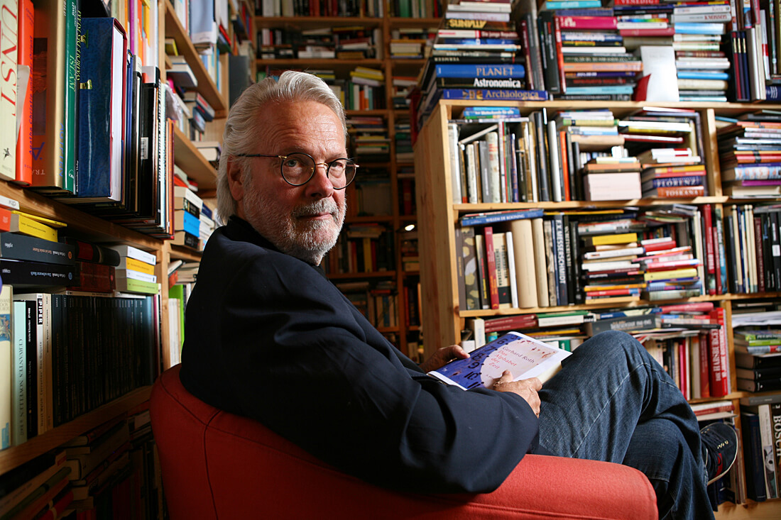 Gerhard Roth in der Bibliothek seines Hauses in der Südsteiermark, 2007, Foto: Martin Vukovits 