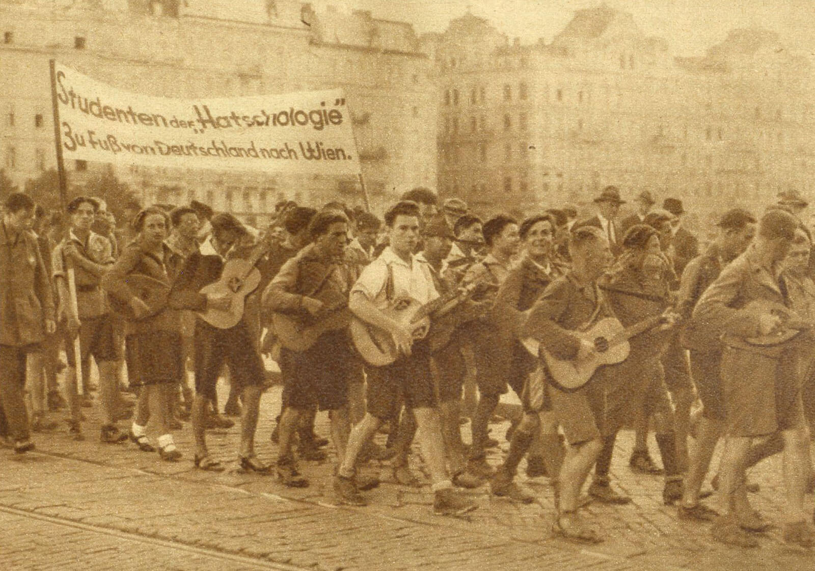 Sogenannte Tippler ziehen über die Aspernbrücke in Wien, Foto aus „Das interessante Blatt“ vom 18. Juli 1929, Quelle: ANNO/ÖNB 