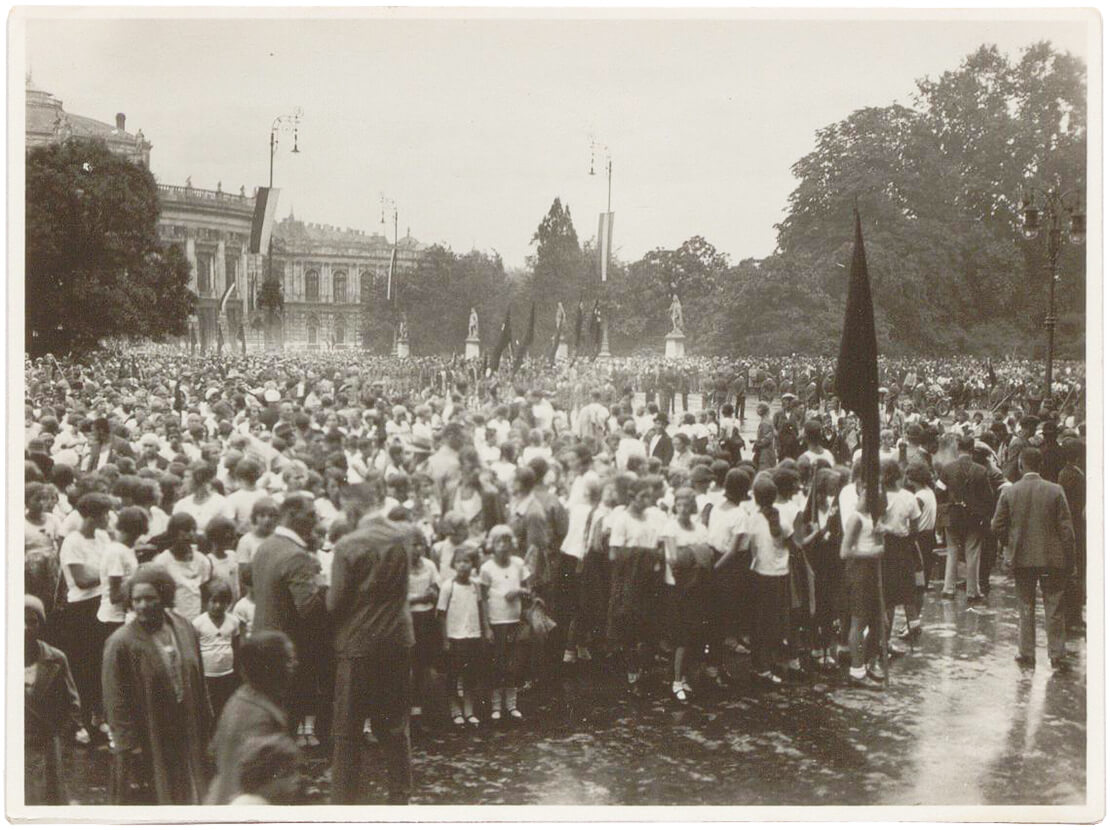 Massenversammlung auf dem Rathausplatz anlässlich der Arbeiterolympiade in Wien, 1931, Wien Museum 
