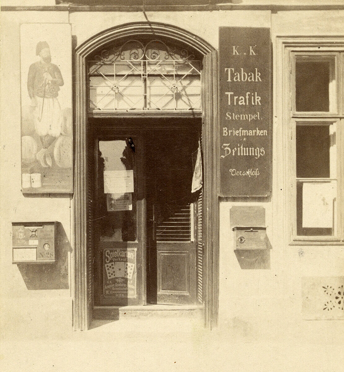 Tabaktrafik in Wien (Ort unbestimmt), mit Ladenschild mit der Darstellung eines Türken, Fotografie von Emanuel Wähner, um 1881, Wien Museum. 