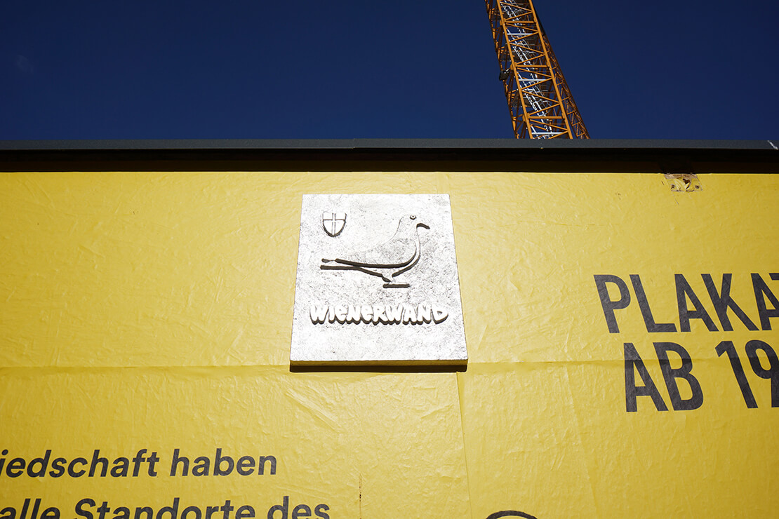 Taubenplakette Wienerwand Karlsplatz, Juni 2021, Foto: Stefan Wogrin/Spraycity 