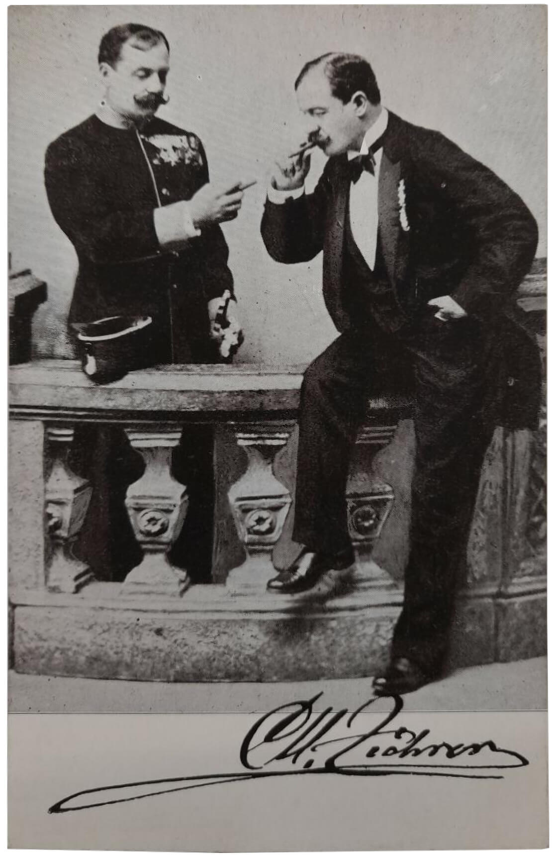 Carl Michael Ziehrer in doppelter Ausführung auf einer Scherzpostkarte, einmal in Zivil und in Uniform, sich selbst Feuer reichend. Aufnahme um 1900, Wien Museum 