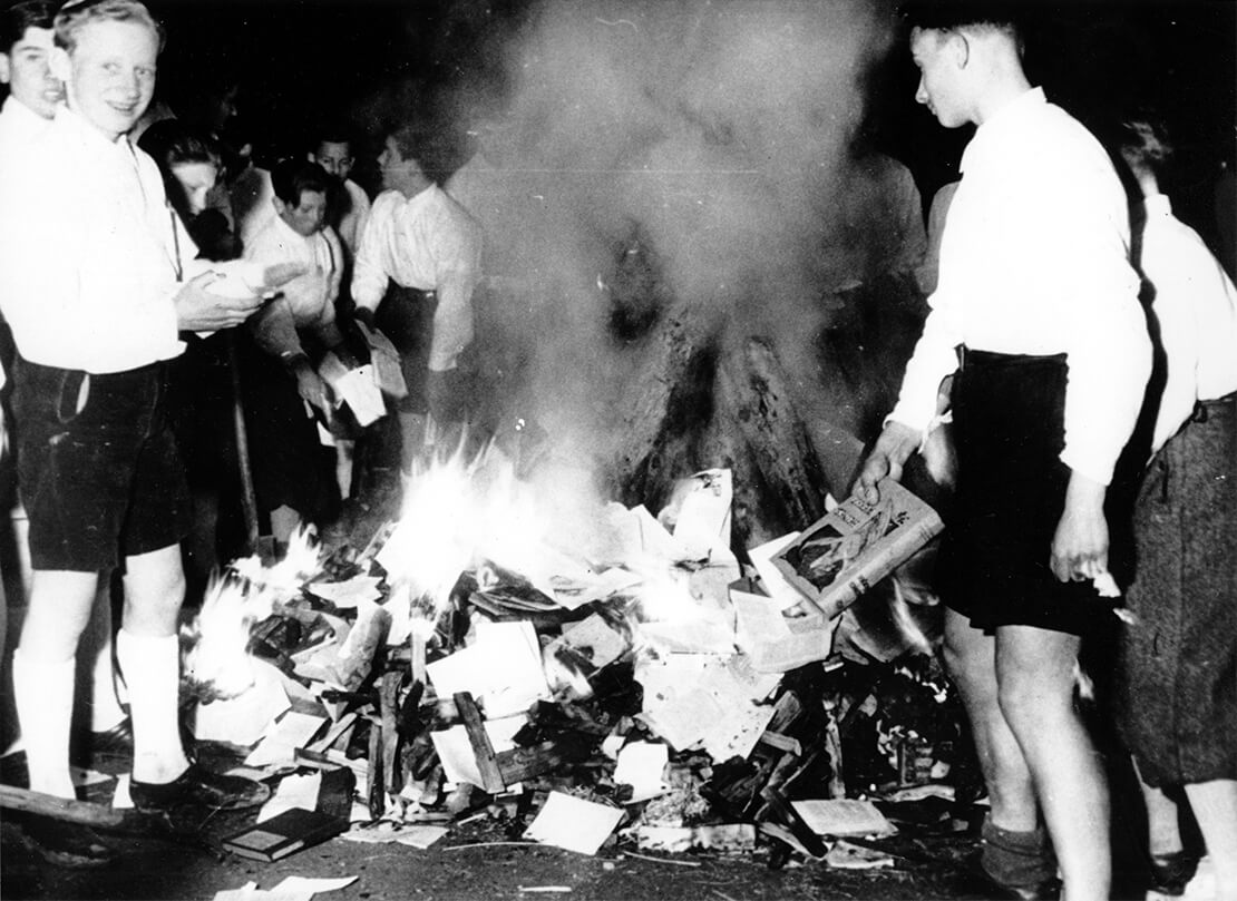 Angehörige der Hitlerjugend verbrennen Bücher in Salzburg, 30 April 1938, AP/picturedesk.com 