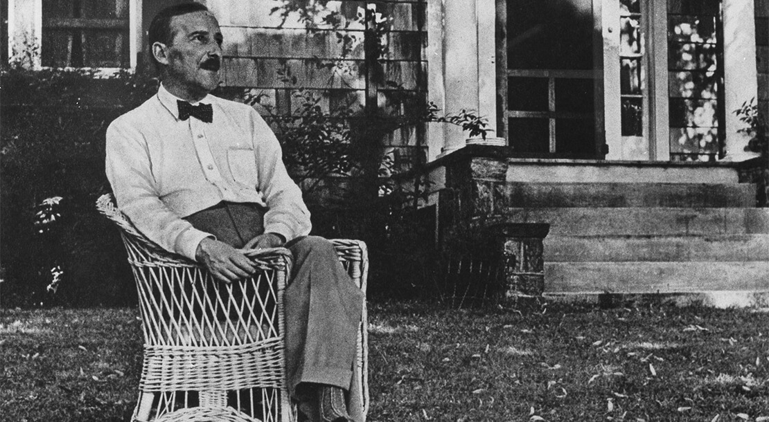 Stefan Zweig im Garten vor seinem Haus, Ossining, Bundesstaat New York, 1940, Ullstein Bild / picturedesk.com 