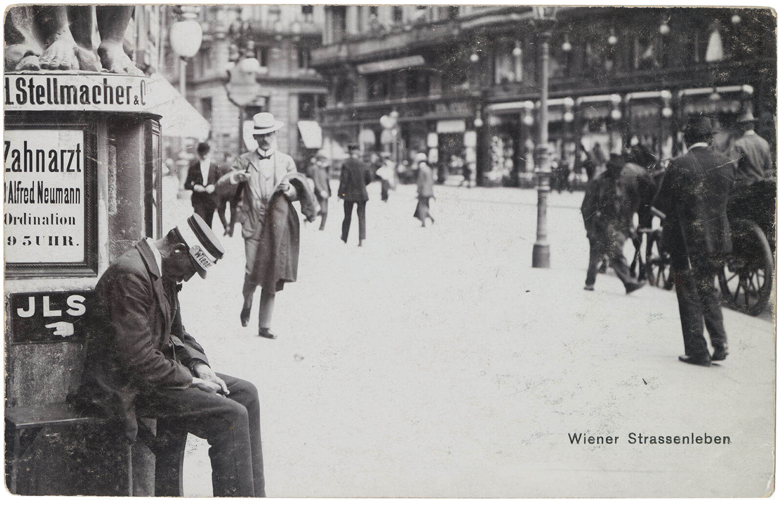 Anonyme:r Fotograf:in, Dienstmann am Graben, in der Ansichtskartenserie „Wiener Straßenleben", 1906/07, Glanzkollodiumpapier, Sammlung M. Ponstingl 