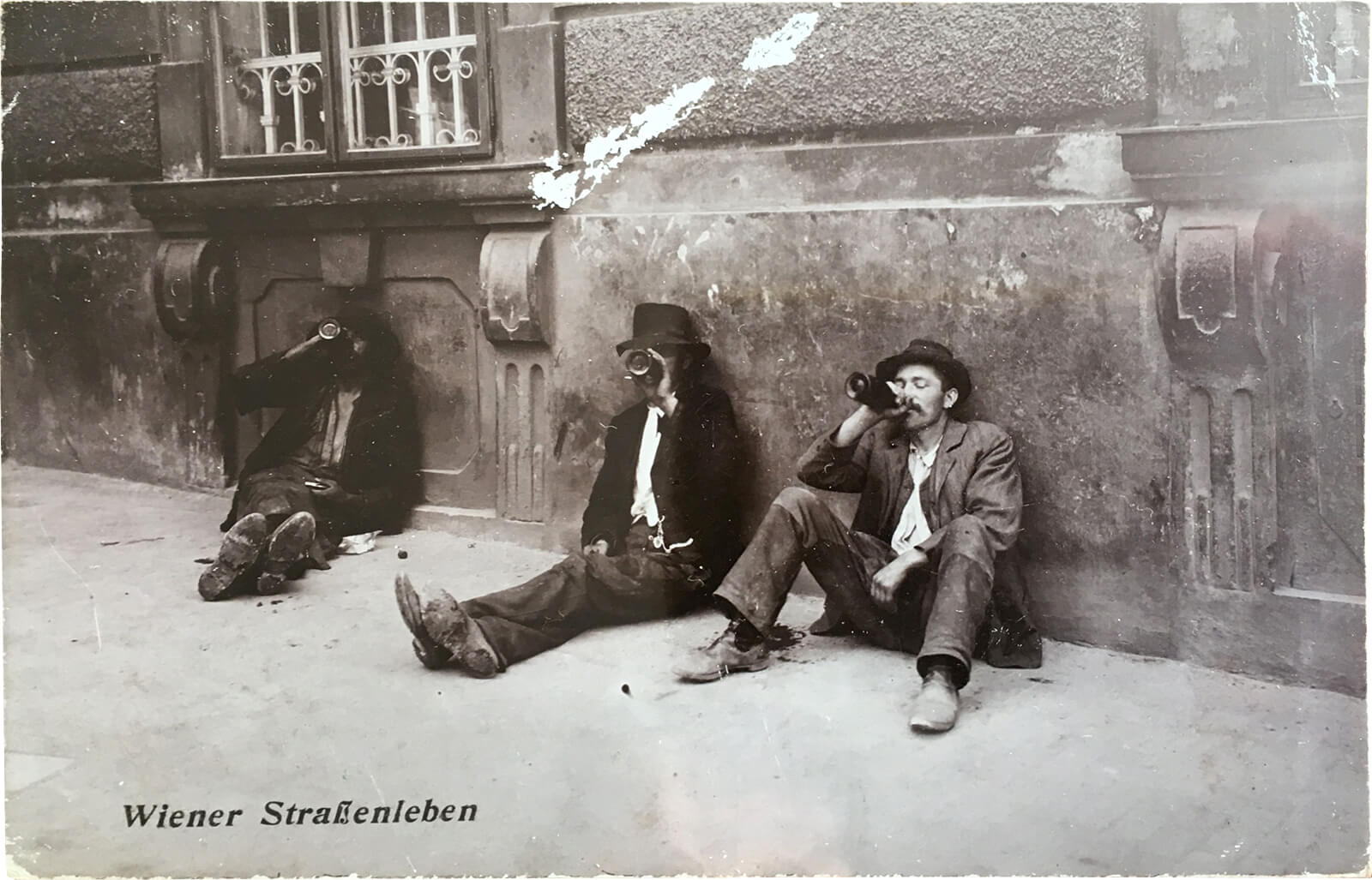 Anonyme:r Fotograf:in, Saumselige Herren, in der Ansichtskartenserie „Wiener Straßenleben", 1906/07, Glanzkollodiumpapier, Sammlung H. Seemann 