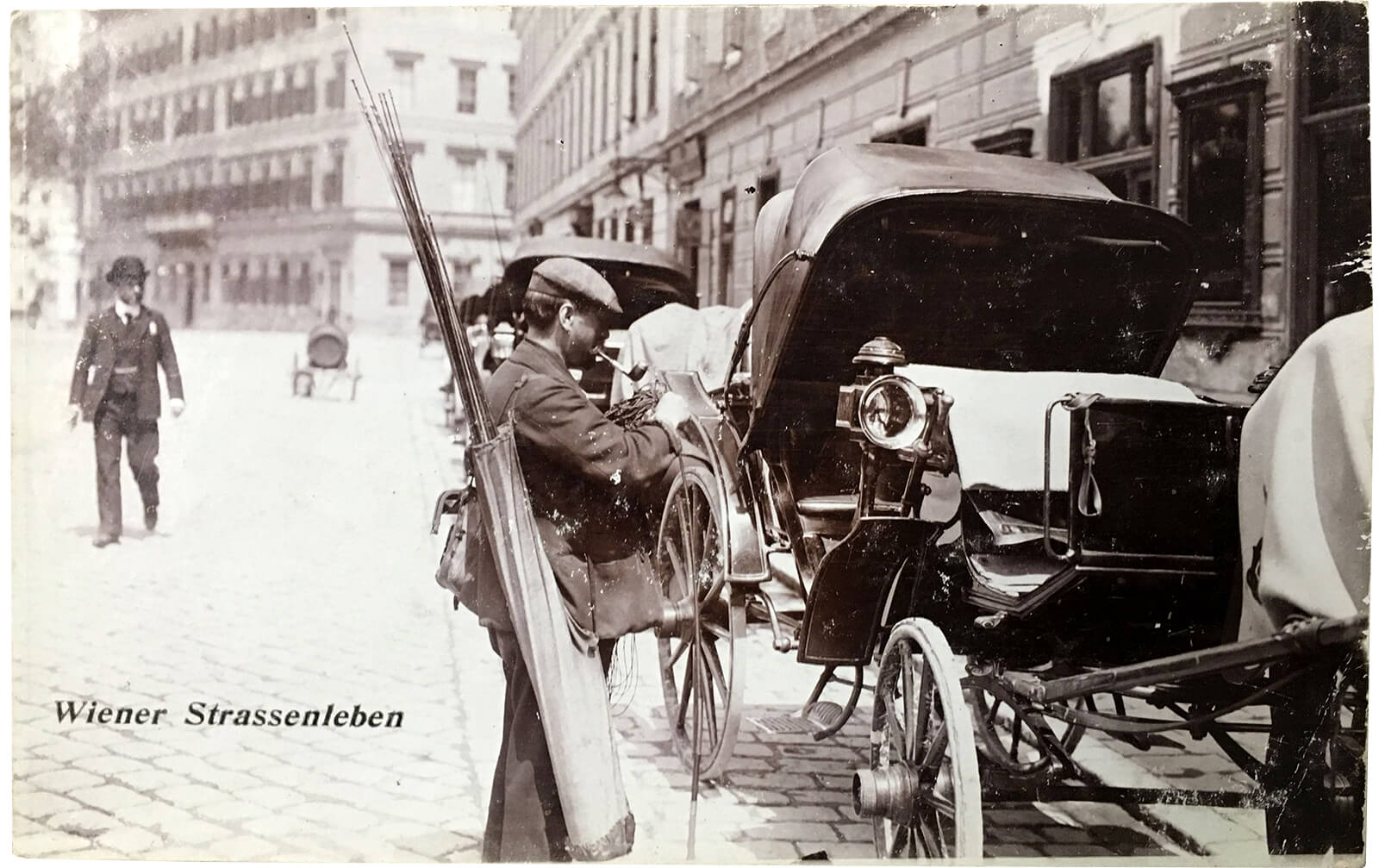 Anonyme:r Fotograf:in, Peitschenmacher, in der Ansichtskartenserie „Wiener Straßenleben", 1906/07, Glanzkollodiumpapier, Wien Museum 
