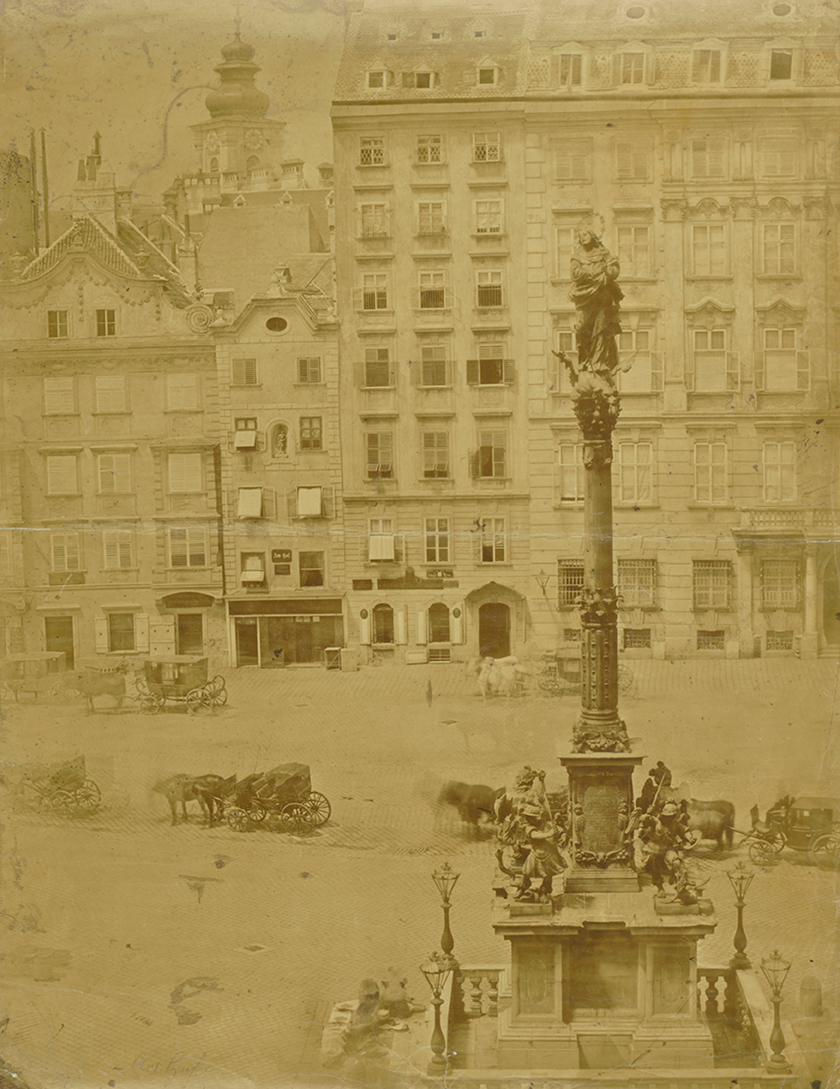 Am Hof mit der Mariensäule auf einer frühen Fotografie, um 1850, Wien Museum 