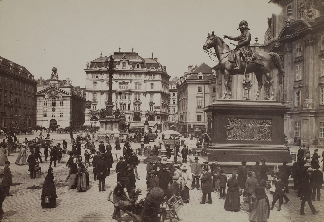 Am Hof mit dem Radetzky-Denkmal im Vordergrund und der Mariensäule, Foto um 1900, Wien Museum 