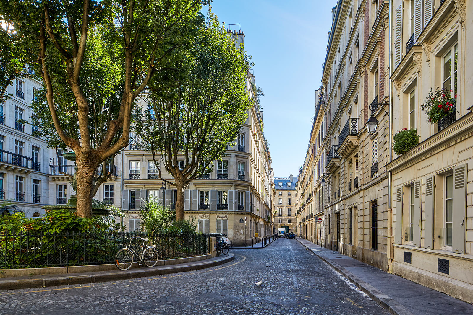 Paris, Cité de Trévise. Auch „dekoratives Grün“ hat seine Funktion im Stadtraum und kann eine „phantastische Wirkung“ erzielen. Foto: Maximilian Meisse 