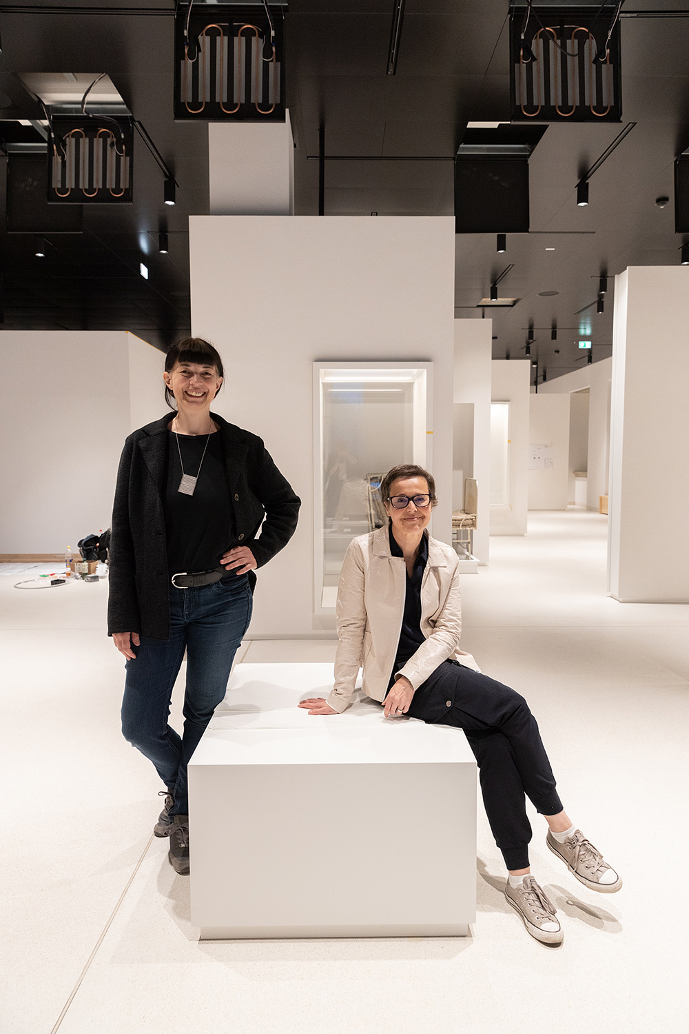 Michaela Kronberger (l.) und Elke Doppler vor der Einbringung der Objekte, September 2023, Foto: Victoria Nazarova 