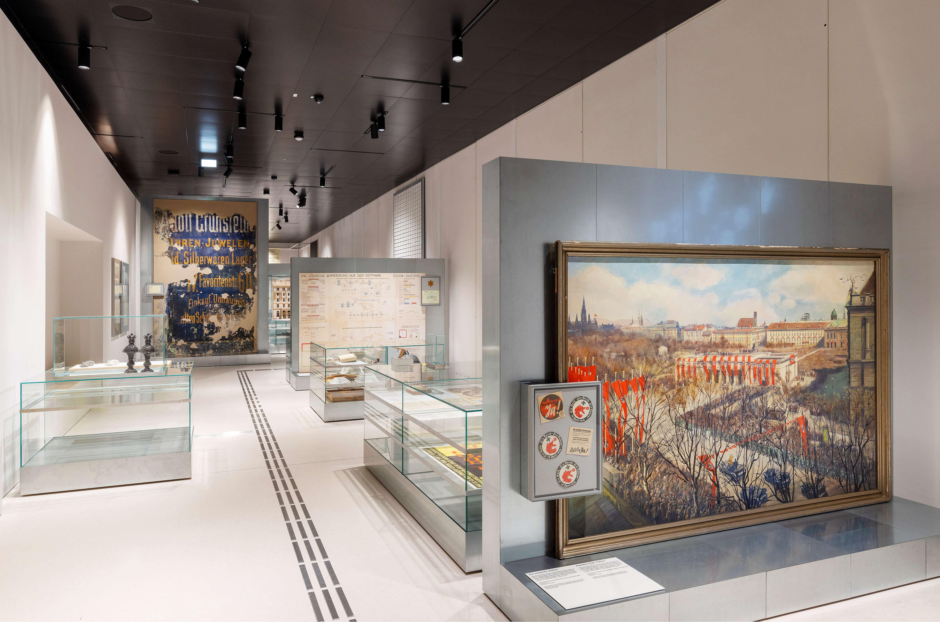 Blick auf das Kapitel zum Nationalsozialismus, im Hintergrund links ist die Wandmalerei des Uhren- und Juweliergeschäfts von Adolf Grünsfeld zu sehen. Foto: Lisa Rastl 
