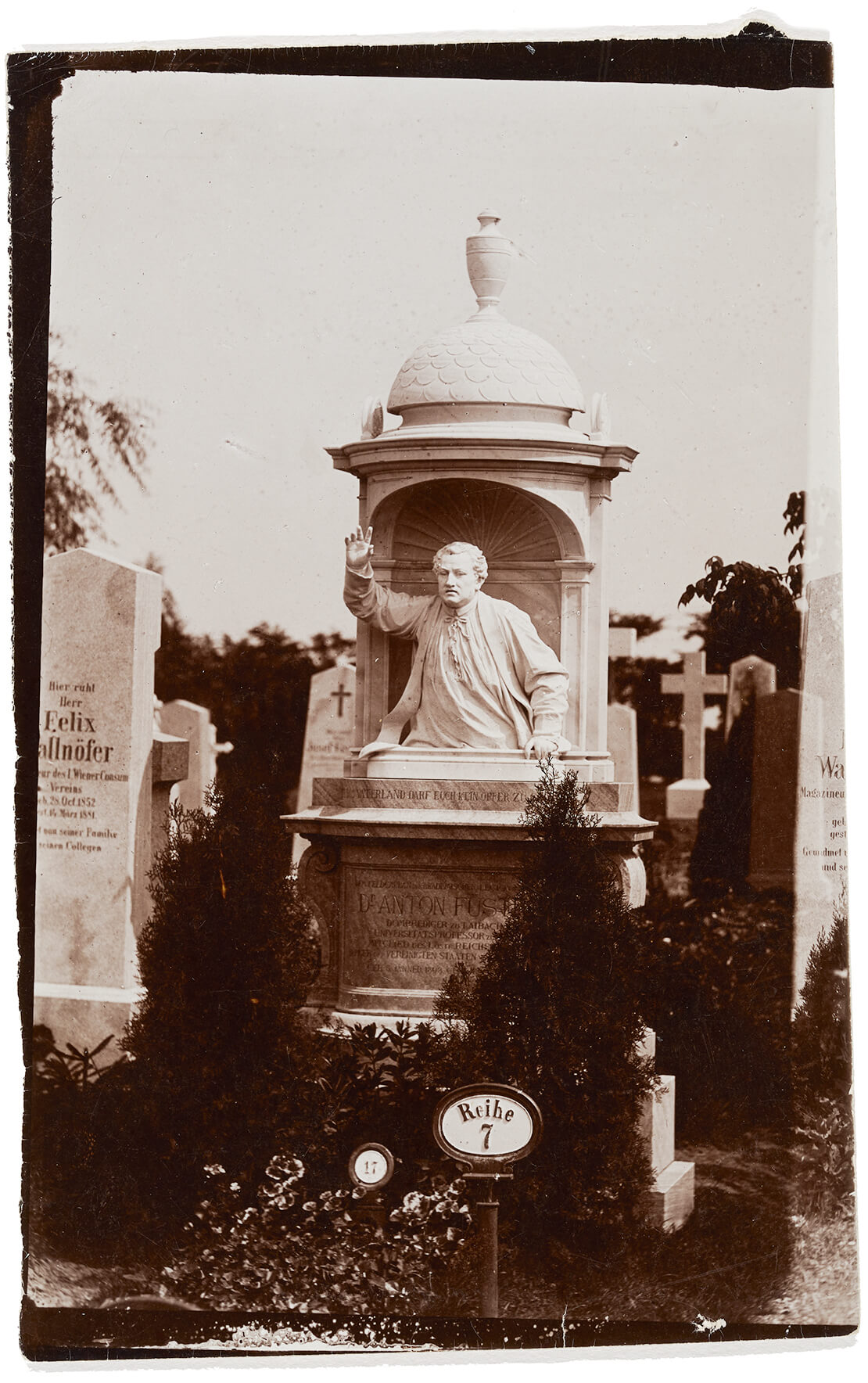 Das Grab-Denkmal von Anton Füster am Zentralfriedhof, um 1900, Wien Museum 