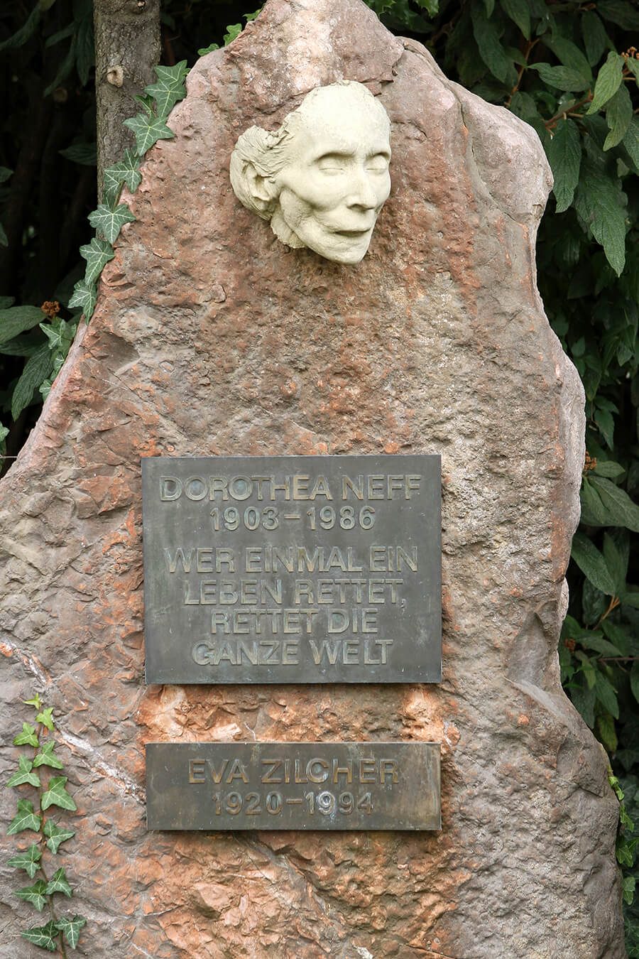 Ehrengrab von Dorothea Neff auf dem Wiener Zentralfriedhof. Hier ist auch Neffs langjährige Lebensgefährtin Eva Zilcher begraben. Foto: Ernst Weingartner / Weingartner-Foto / picturedesk.com 