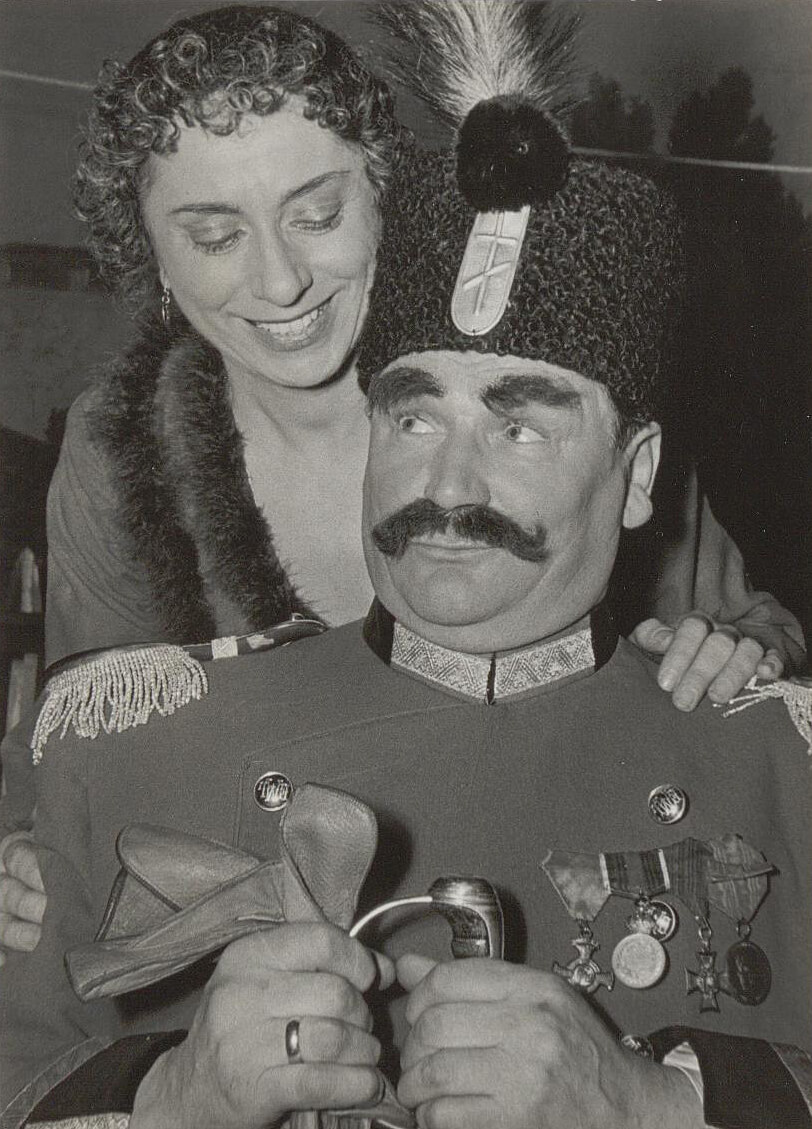 Dorothea Neff (mit Hermann Erhardt) bei einer Aufführung von Georg Bernard Shaws Stück „Helden“ im Volkstheater, 1952, Foto: Anton Doliwa/Wien Museum 