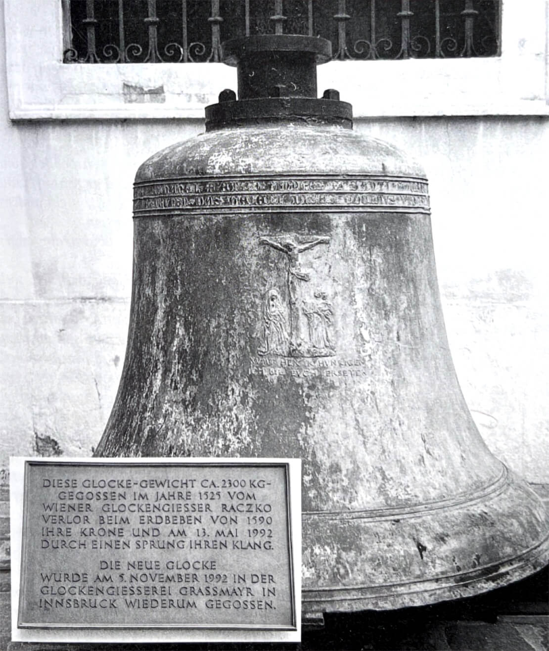 Bis vor einigen Jahren erinnerten die 1590 beschädigte Glocke der Michaelerkirche und eine Inschrift an das Erdbeben. Nach der Reparatur wurde die Glocke wieder aufgehängt. Bildquelle: Christa Hammerl, Wolfgang Lenhardt, Erdbeben in Österreich (Graz 1997), S. 99. 