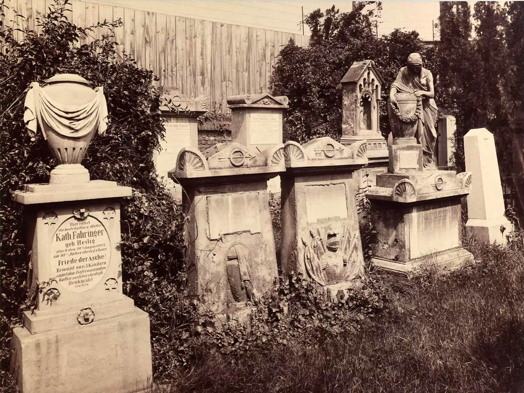 Gräber am katholischen Matzleinsdorfer Friedhof, um 1904. Foto: August Stauda, Wien Museum 
