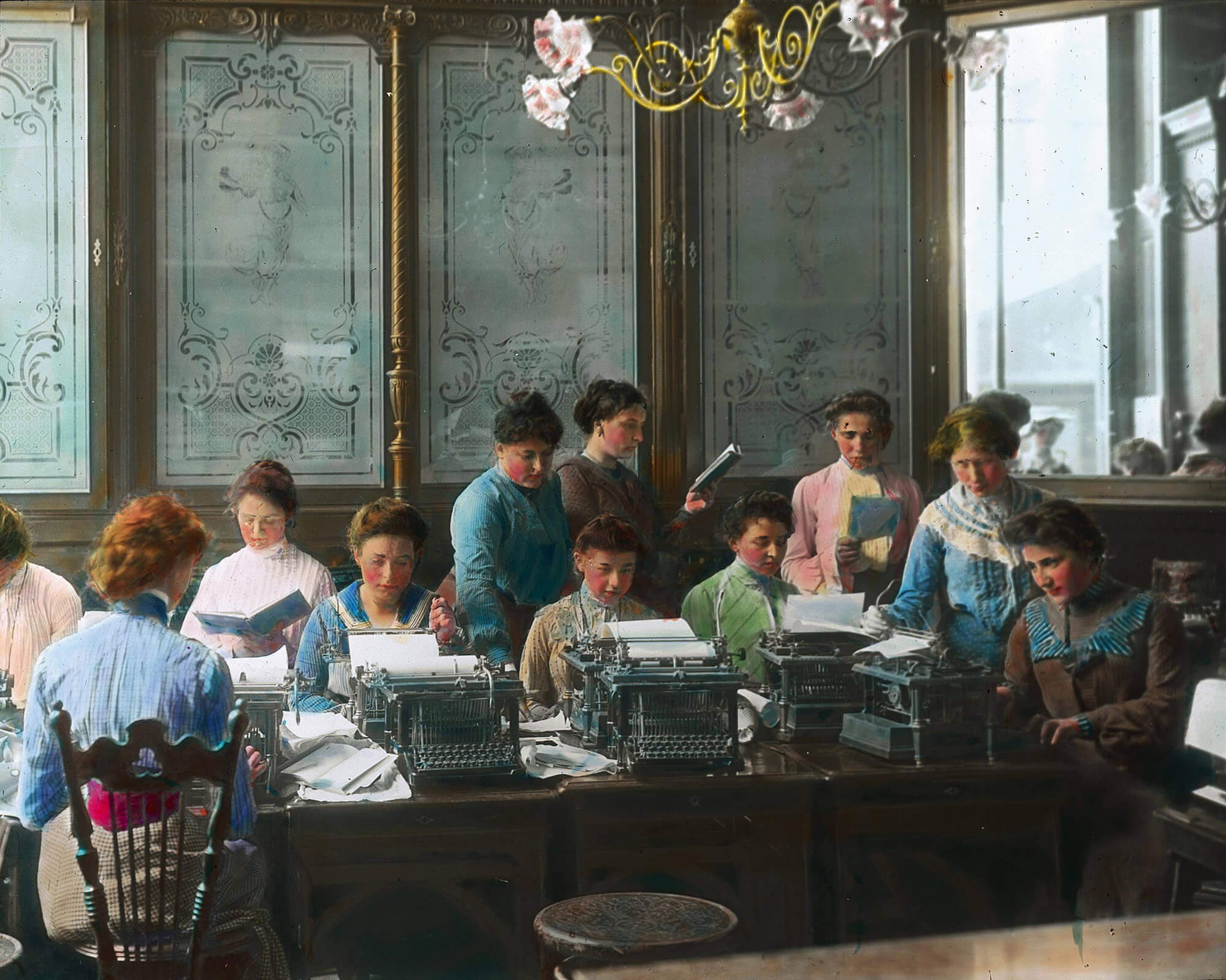 Sekretärinnen in einem Schreibmaschinensaal, um 1910. Volkshochschularchiv / brandstaetter images / picturedesk.com 