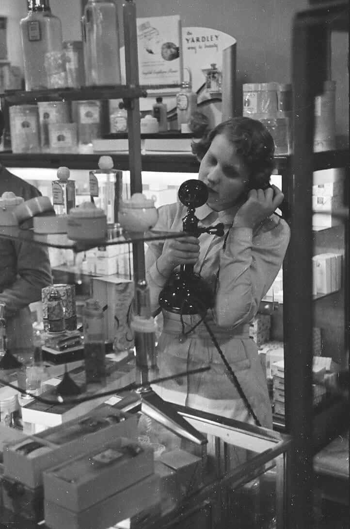 Peter Jones, Verkäuferin in der Kosmetikabteilung, um 1938/39, Foto: Robert Haas zugeschrieben, Privatbesitz 