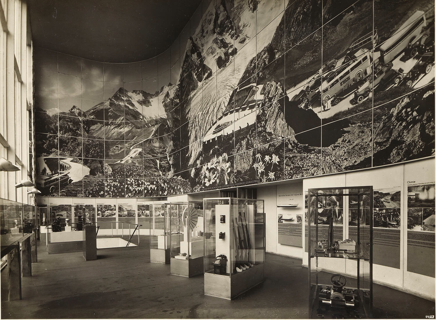 Blick in den österreichischen Pavillon auf der Pariser Weltausstellung 1937 mit der Fotomontage von Robert Haas. Der Architekt des Pavillons war Oswald Haerdtl, der später auch das Historische Museum der Stadt Wien (Wien Museum) entwarf. Foto: Julius Scherb/Wien Museum 