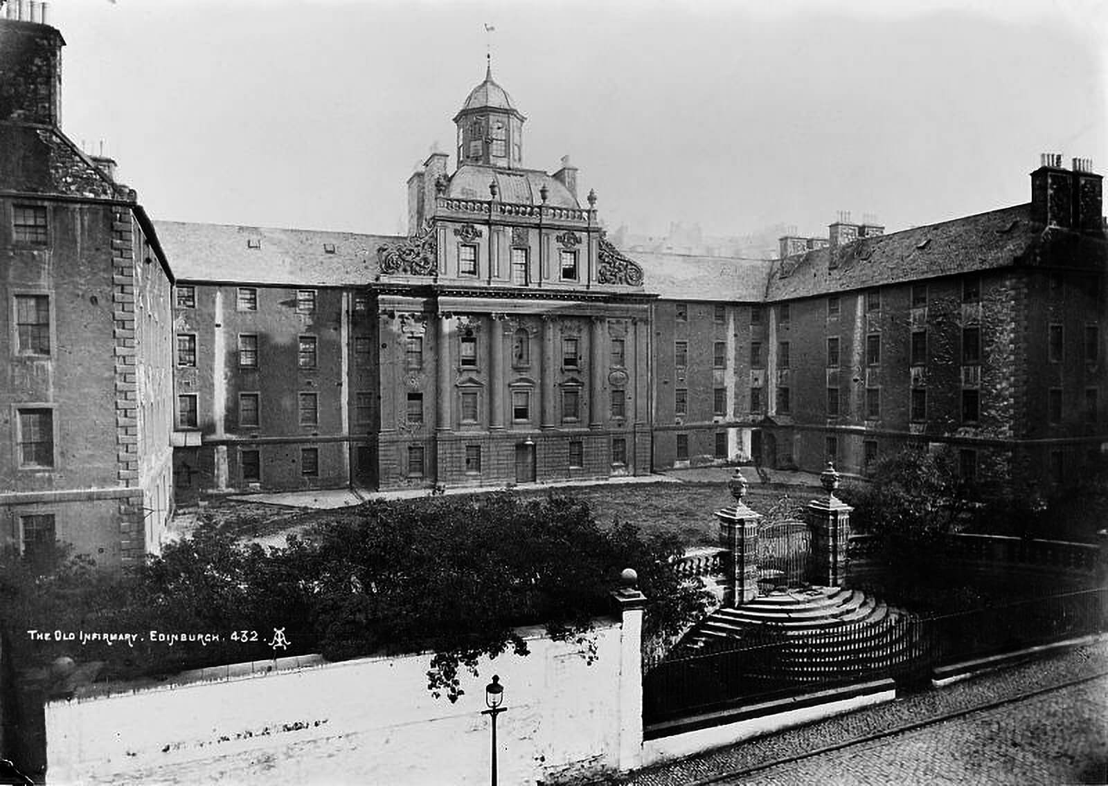 Erster Arbeitsplatz von Regine Kapeller-Adler im Exil: Die Royal Infirmary in Edinburgh, hier auf einer Aufnahme um 1900, Wellcome Images 