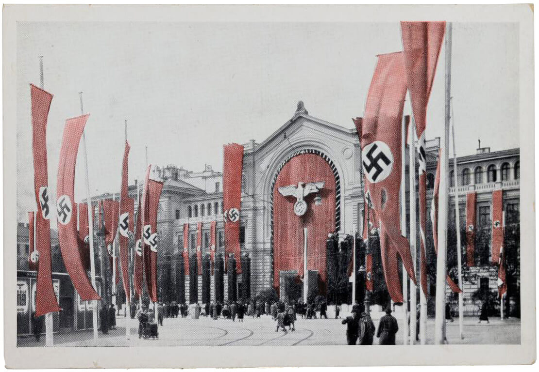 Nordwestbahnhof 1938, Ansichtskarte, Wien Museum. Die Bahnhofshalle wurde von den Nazis für Propagandazwecke genutzt. U.a. hielten hier Hermann Göring, Joseph Goebbels und Adolf Hitler (am 9. April 1938, einen Tag vor der „Volksabstimmung“ über den „Anschluss“) Reden. Außerdem wurde hier ab 2. August 1938 die hetzerische Schau „Der ewige Jude“ gezeigt. 