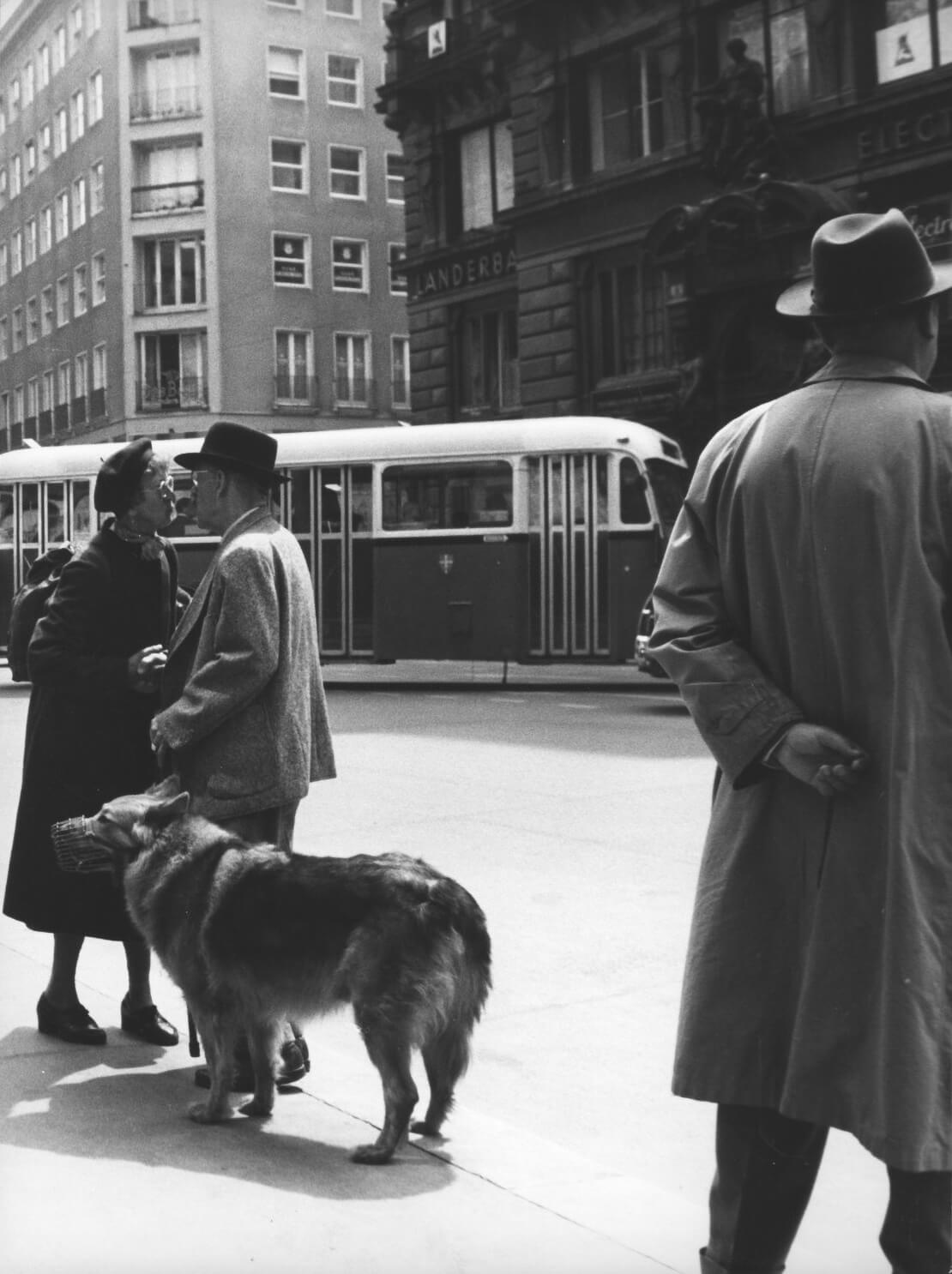 Straßenszene, 1950er Jahre, Foto: Leo Jahn-Dietrichstein, Wien Museum 