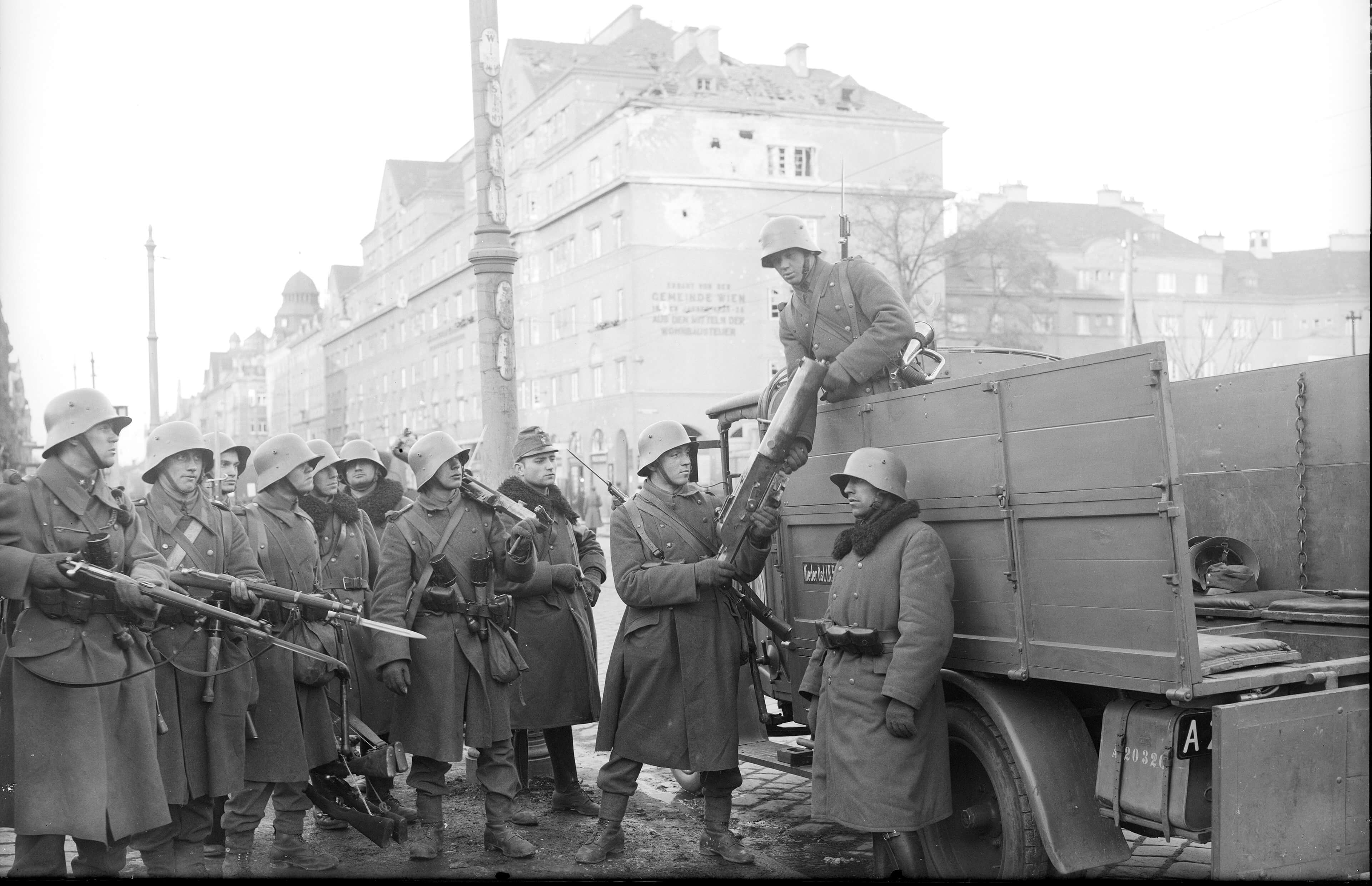 Das Bundesheer vor dem durch Beschuss beschädigten Schlingerhof in der Brünner Straße, 10. Februar 1934, Foto: ÖNB-Bildarchiv / picturedesk.com 