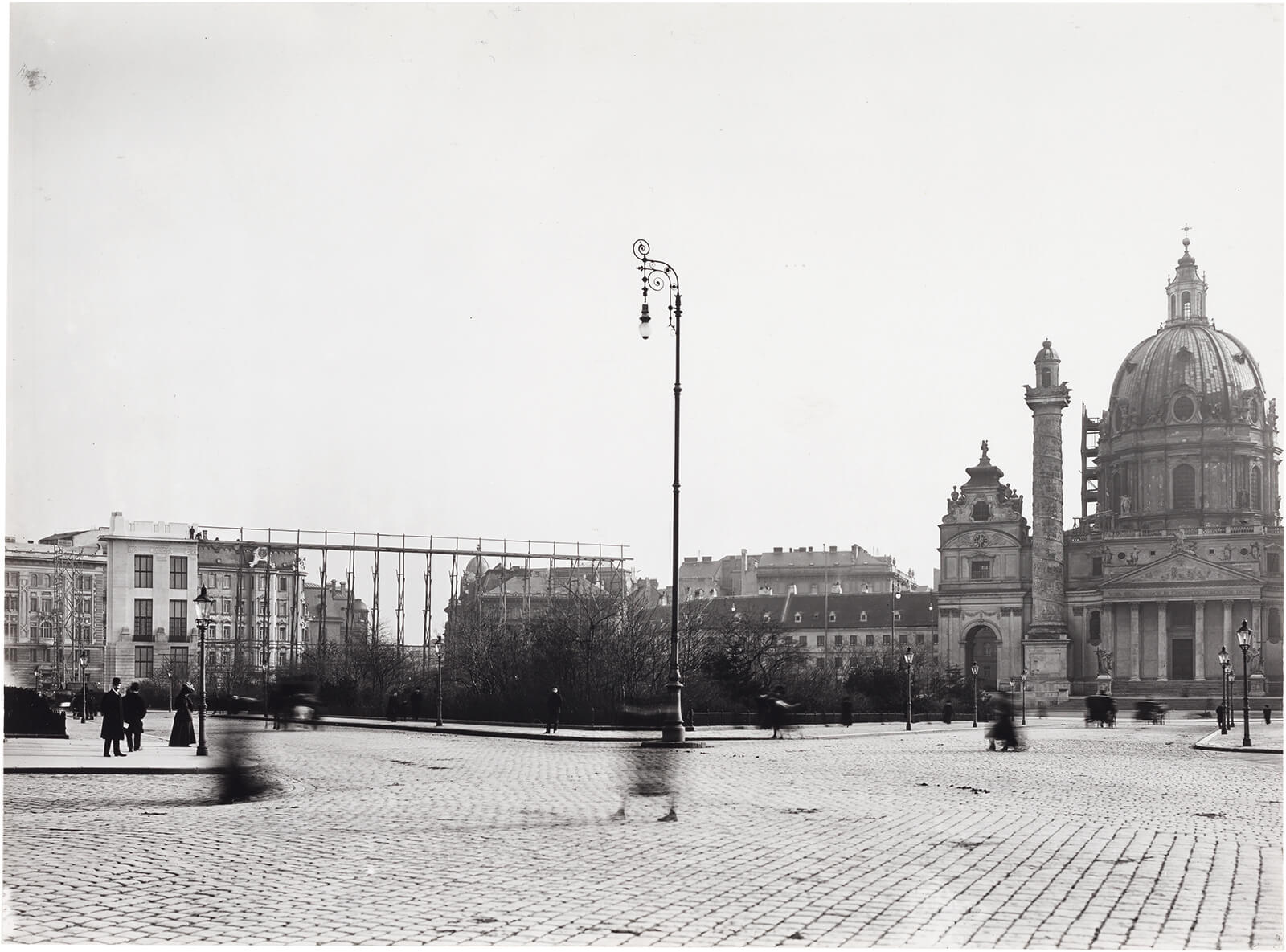 Blick auf die Karlskirche und auf die Fassadenschablone von Otto Wagners Stadtmuseum, 1909/10, Foto: Gerlach & Wiedling, Wien Museum, Inv.-Nr. HMW 135.109/5/1/1 