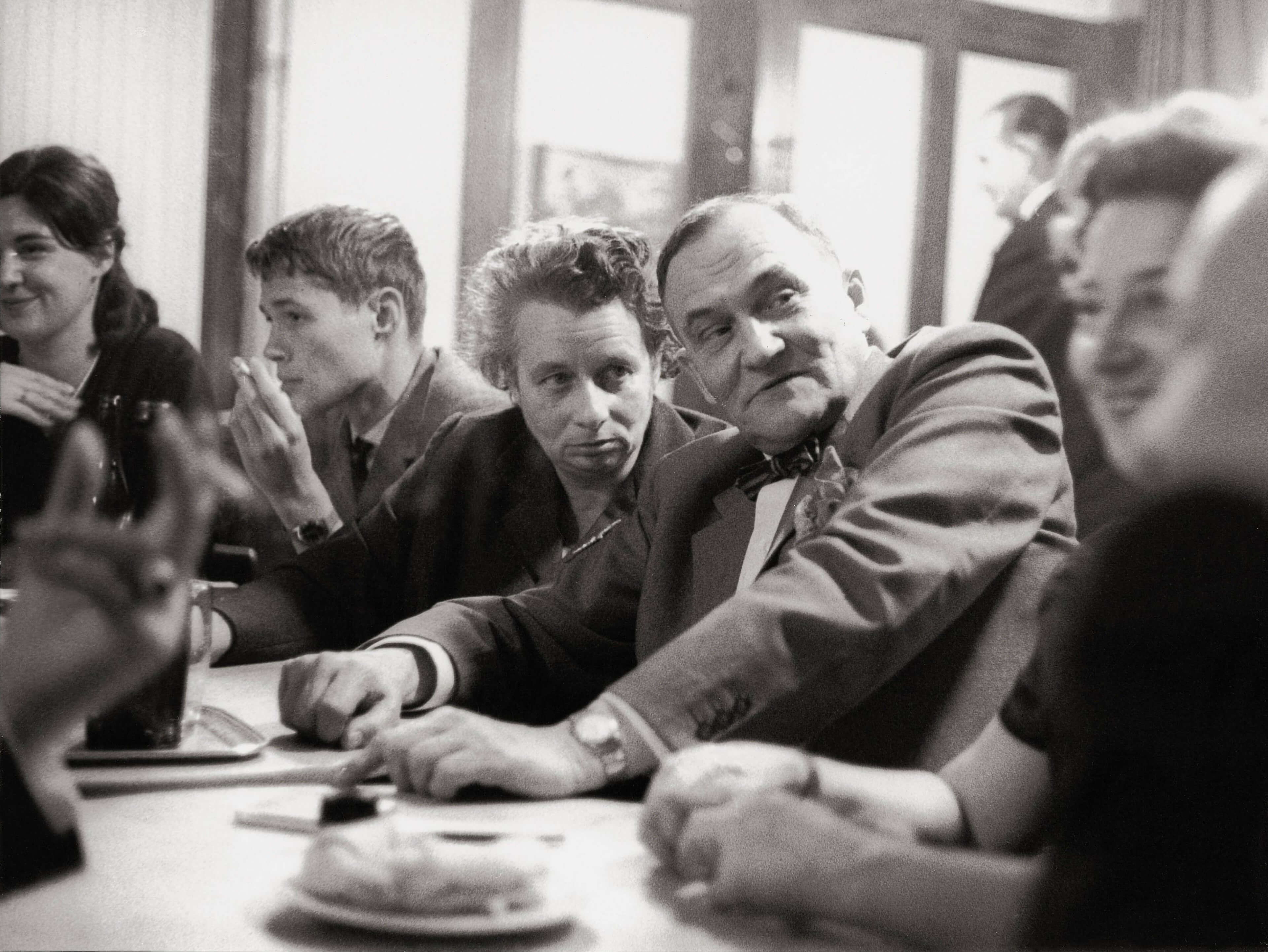 Heimito von Doderer mit Dorothea Zeemann im Café Hawelka, um 1956, Foto: Franz Hubmann / brandstaetter images / picturedesk.com 