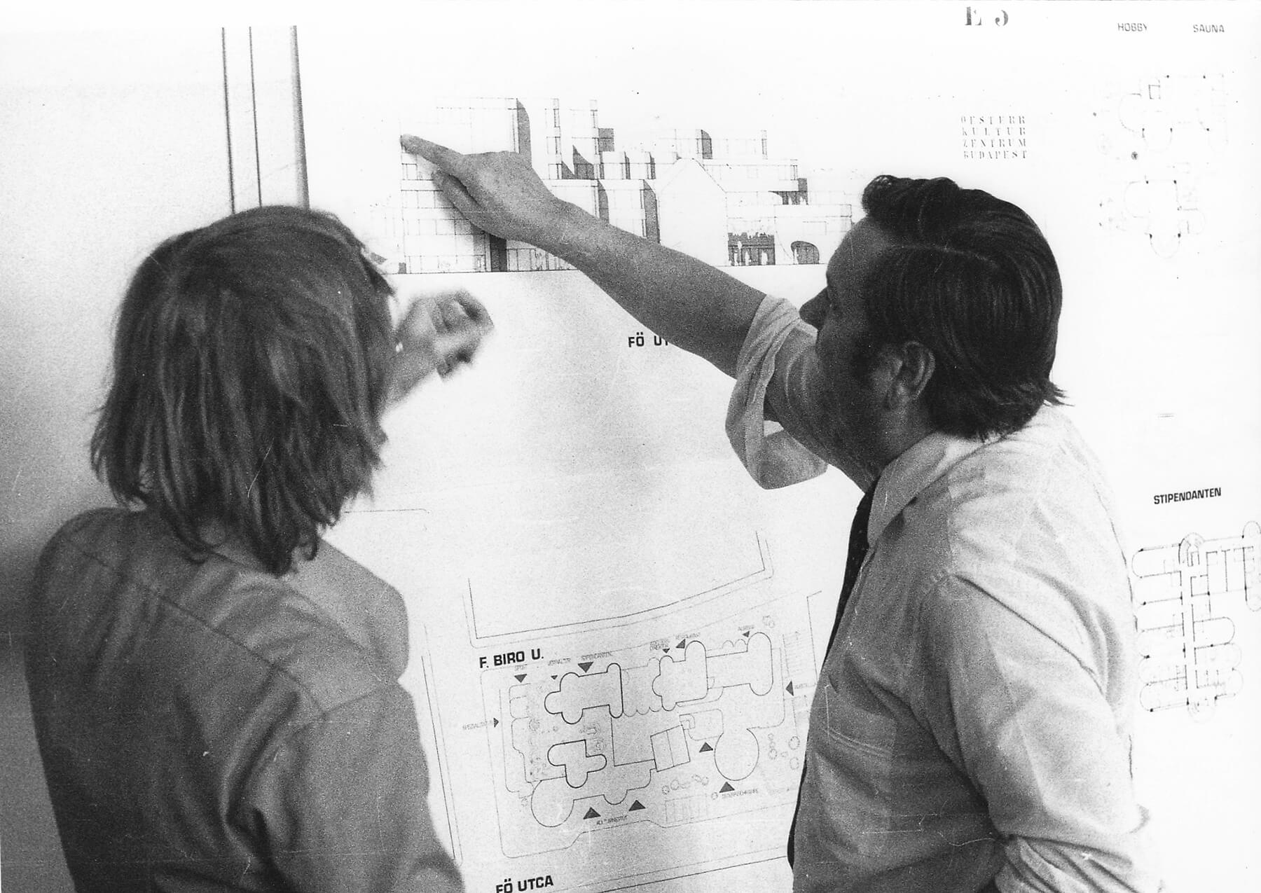 Karl Schwanzer mit Studierenden bei Korrekturen an der Technischen Hochschule Wien, 1969 Fotos: Wien Museum / Karl Schwanzer-Archiv  